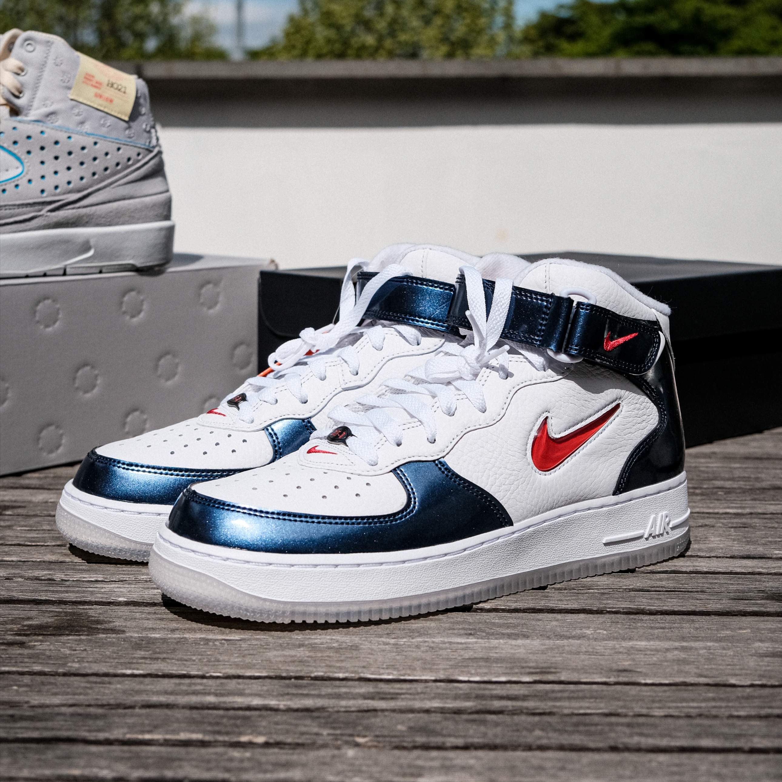 Nike Air Force 1 Mid QS University Red and Midnight Navy 착용 스타일