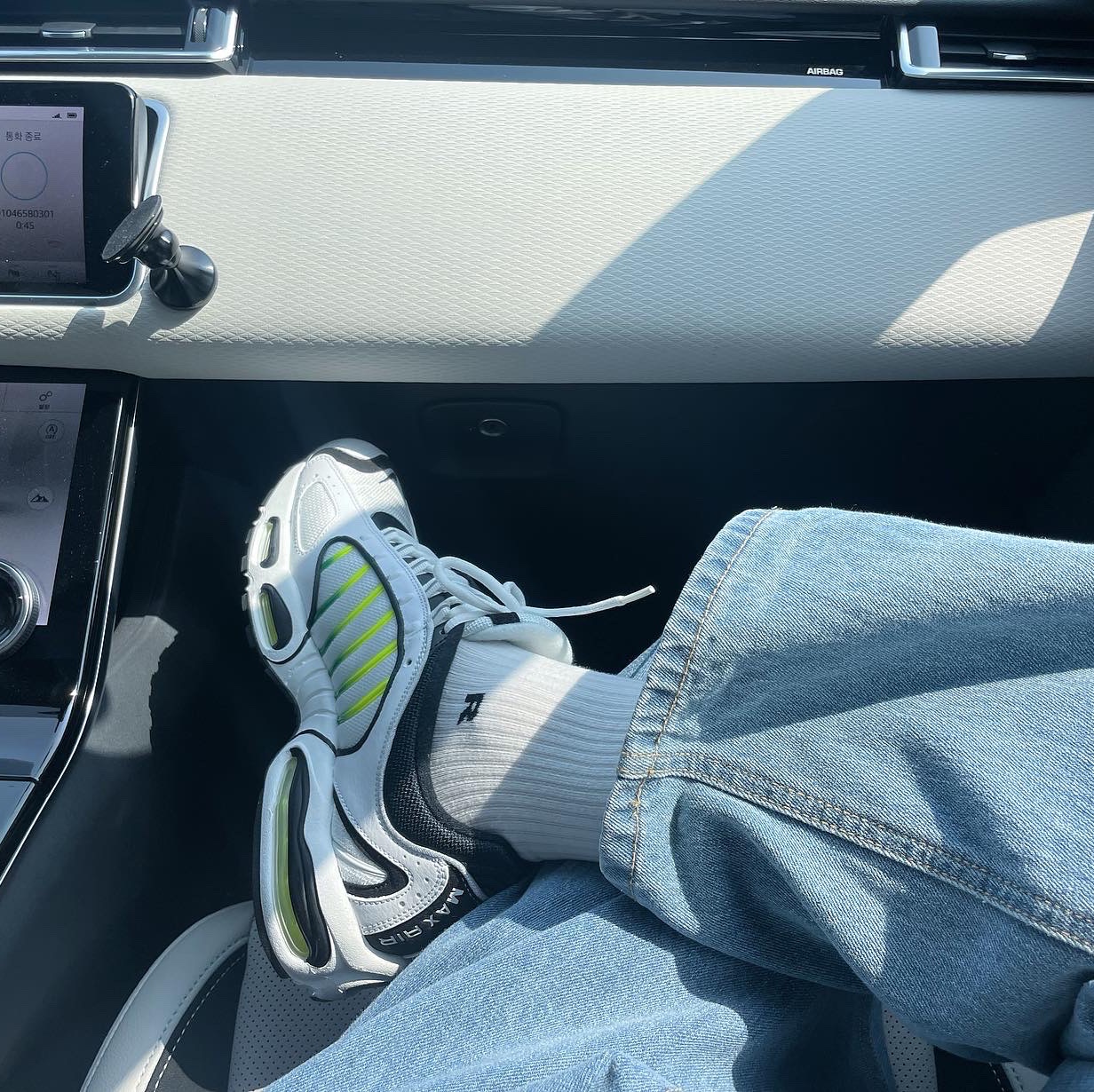 Nike Air Max Tailwind 4 White Volt Black 착용 스타일 - 3