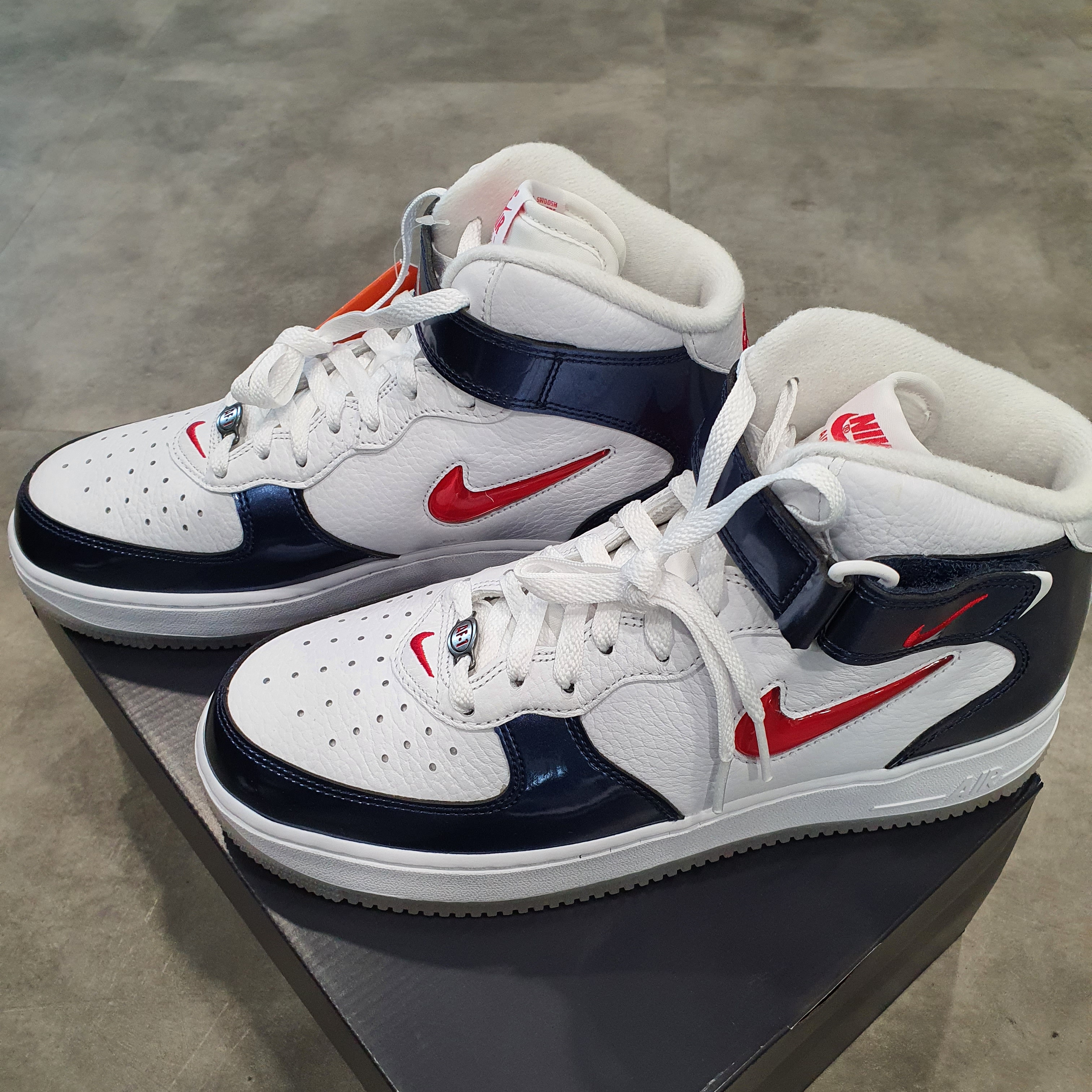 Nike Air Force 1 Mid QS University Red and Midnight Navy, Nike Air Force 1 Mid QS Ale Brown 착용 스타일 - 1