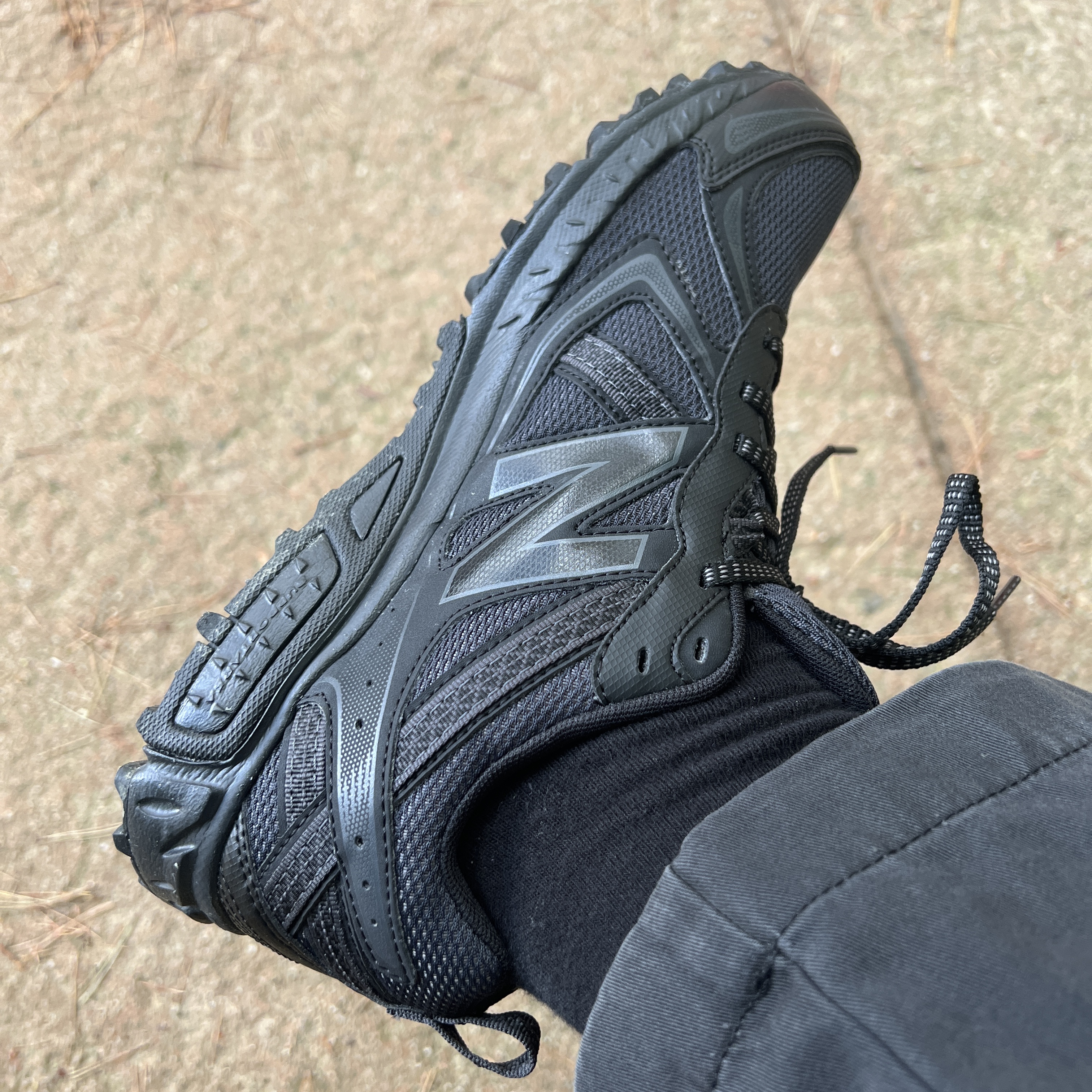 New Balance 410v5 Black - 2E Wide 착용 스타일 - 2