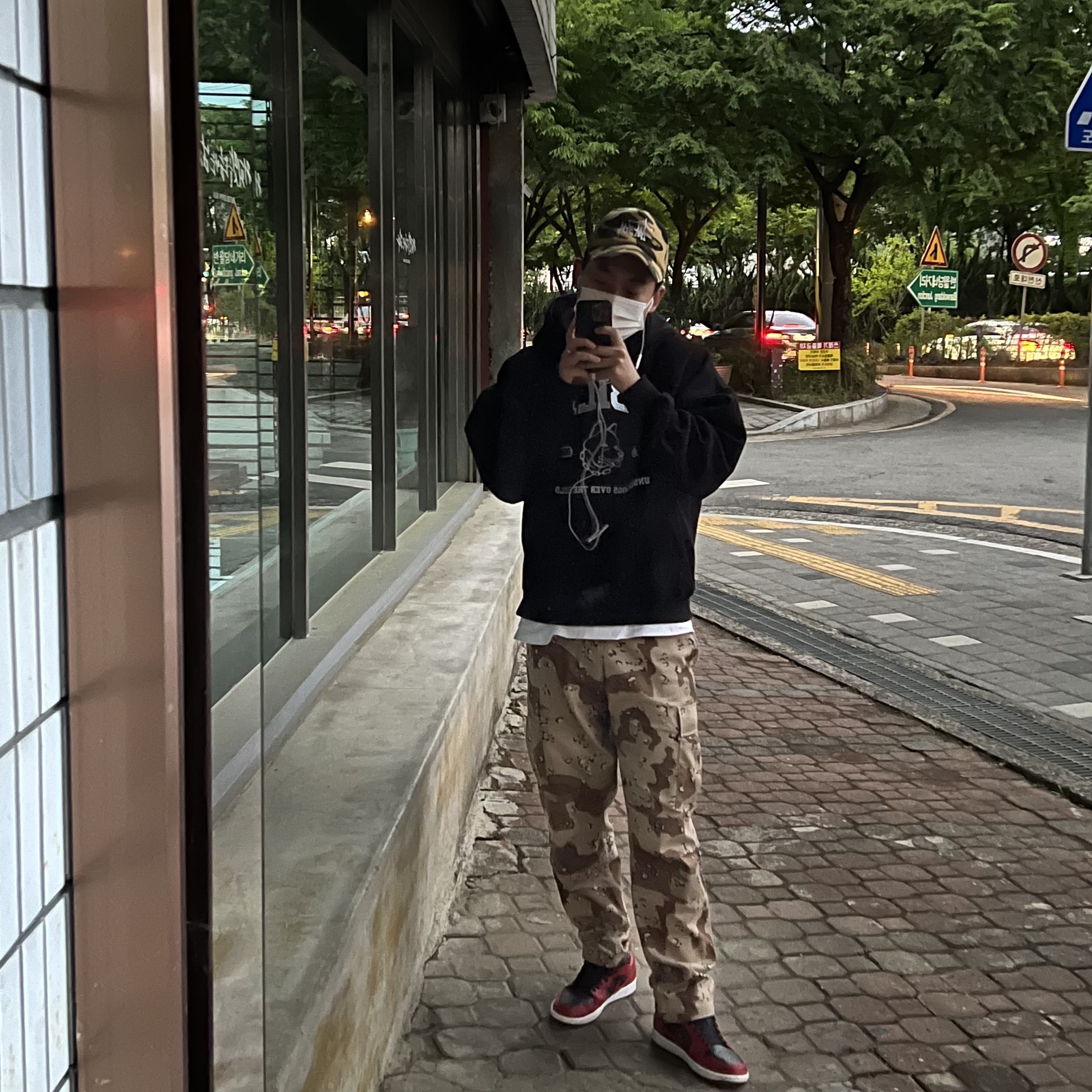 Stussy x BAPE Trucker Cap Yellow, Jordan 1 Low Varsity Red 착용 스타일