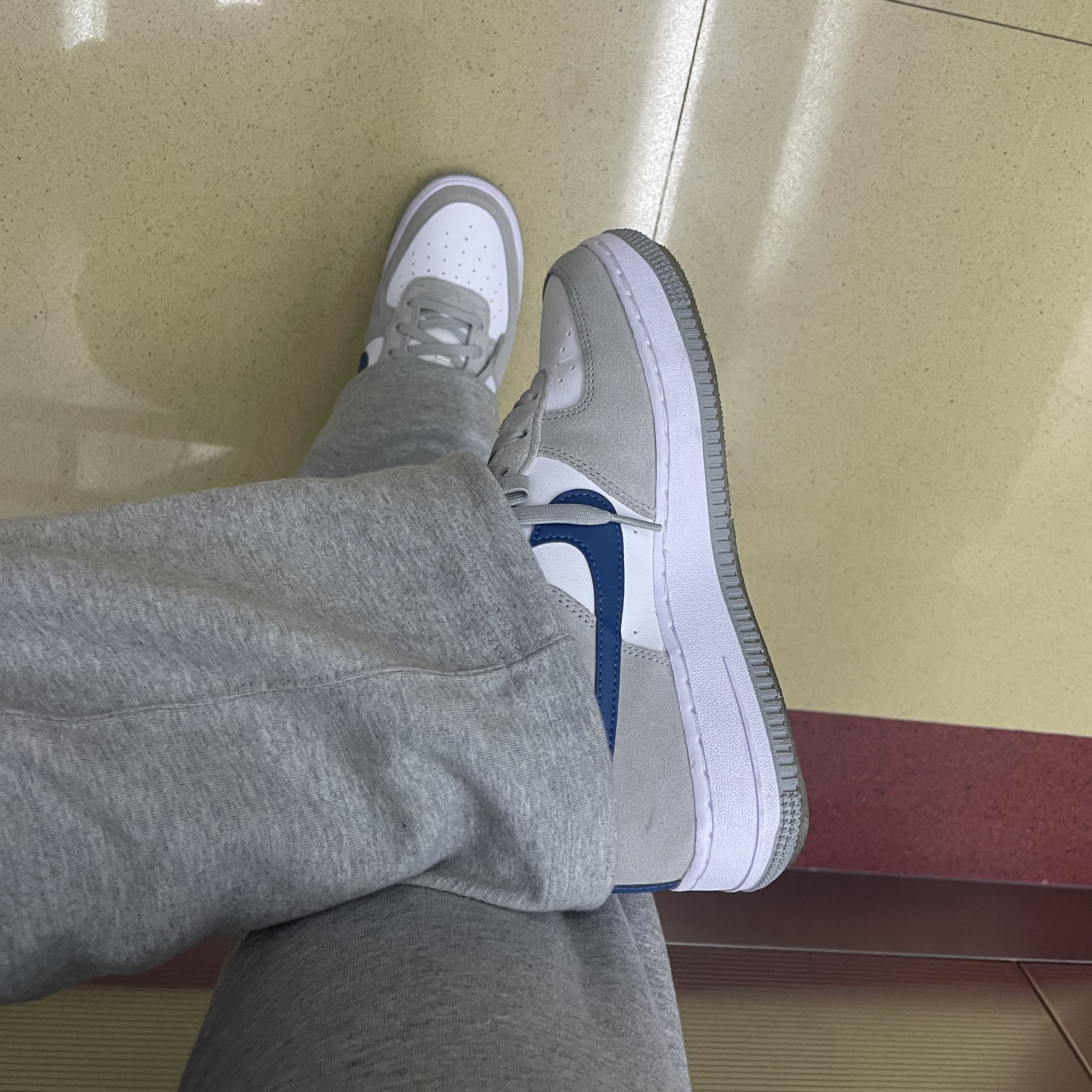 (GS) Nike Air Force 1 LV8 Athletic Club Light Smoke Grey Marina, Nike Air Force 1 '07 LV8 Athletic Club Light Smoke Grey Marina 착용 스타일 - 2