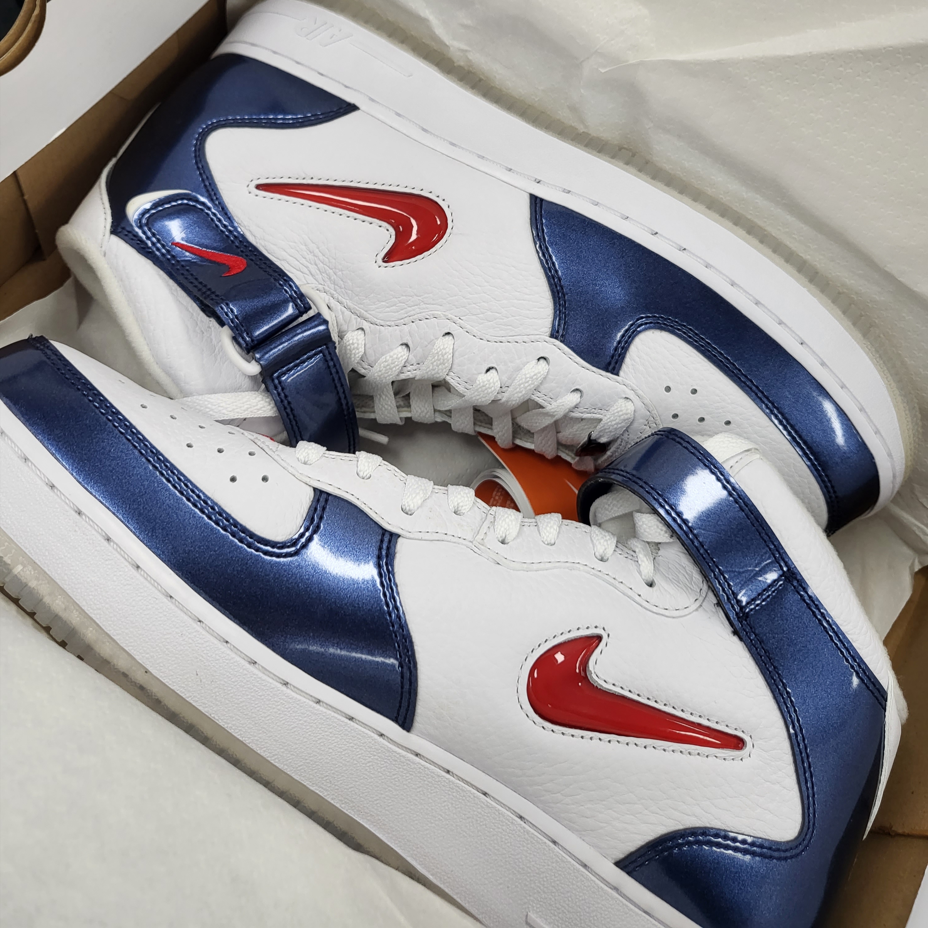 Nike Air Force 1 Mid QS University Red and Midnight Navy 착용 스타일