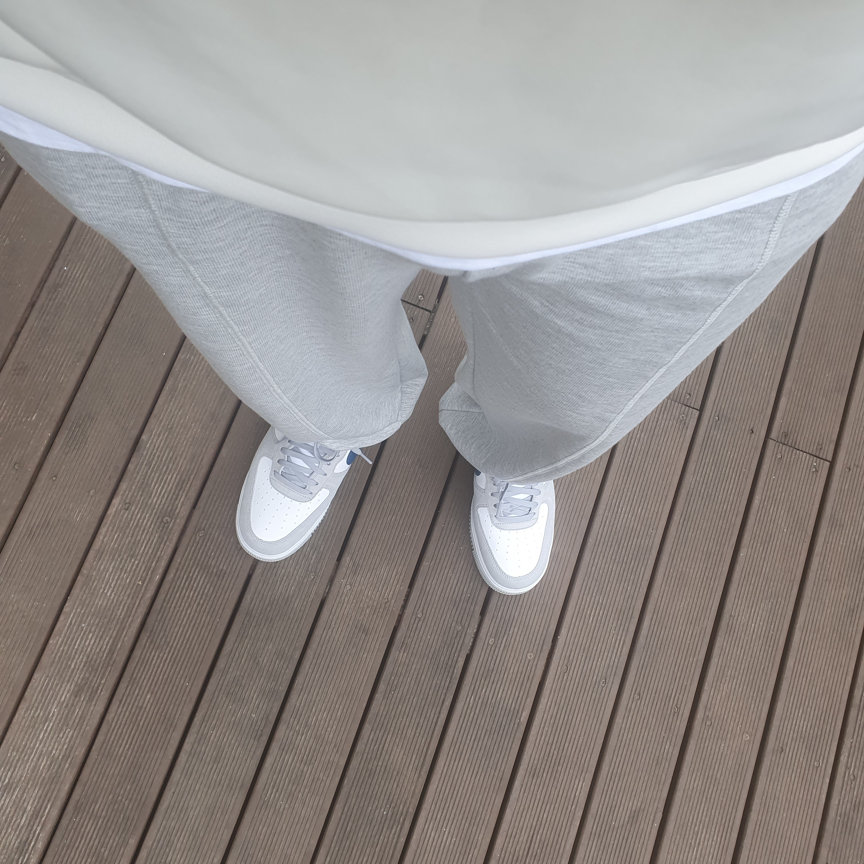 Nike Air Force 1 '07 LV8 Athletic Club Light Smoke Grey Marina 착용 스타일