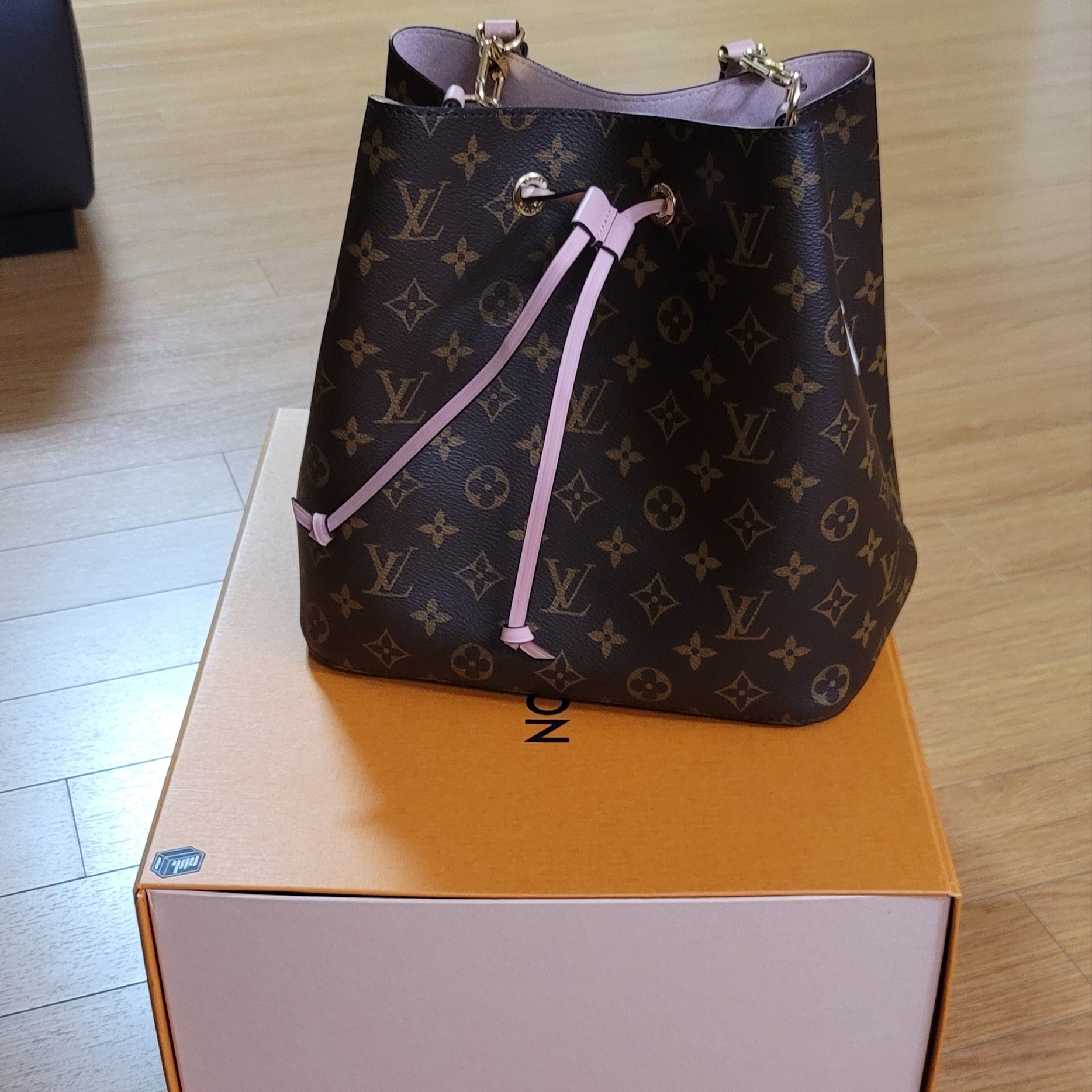 Louis Vuitton Neonoe MM Monogram Rose Powder, Louis Vuitton Neonoe MM Monogram Caramel 착용 스타일 - 2