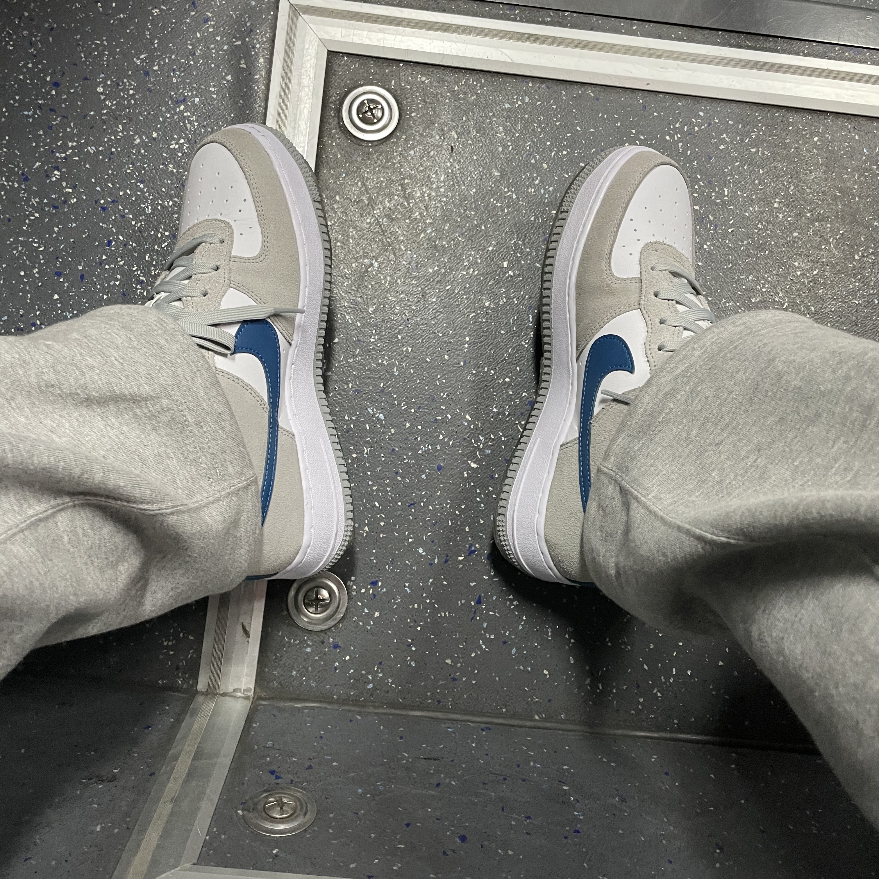 (GS) Nike Air Force 1 LV8 Athletic Club Light Smoke Grey Marina, Nike Air Force 1 '07 LV8 Athletic Club Light Smoke Grey Marina 착용 스타일 - 4
