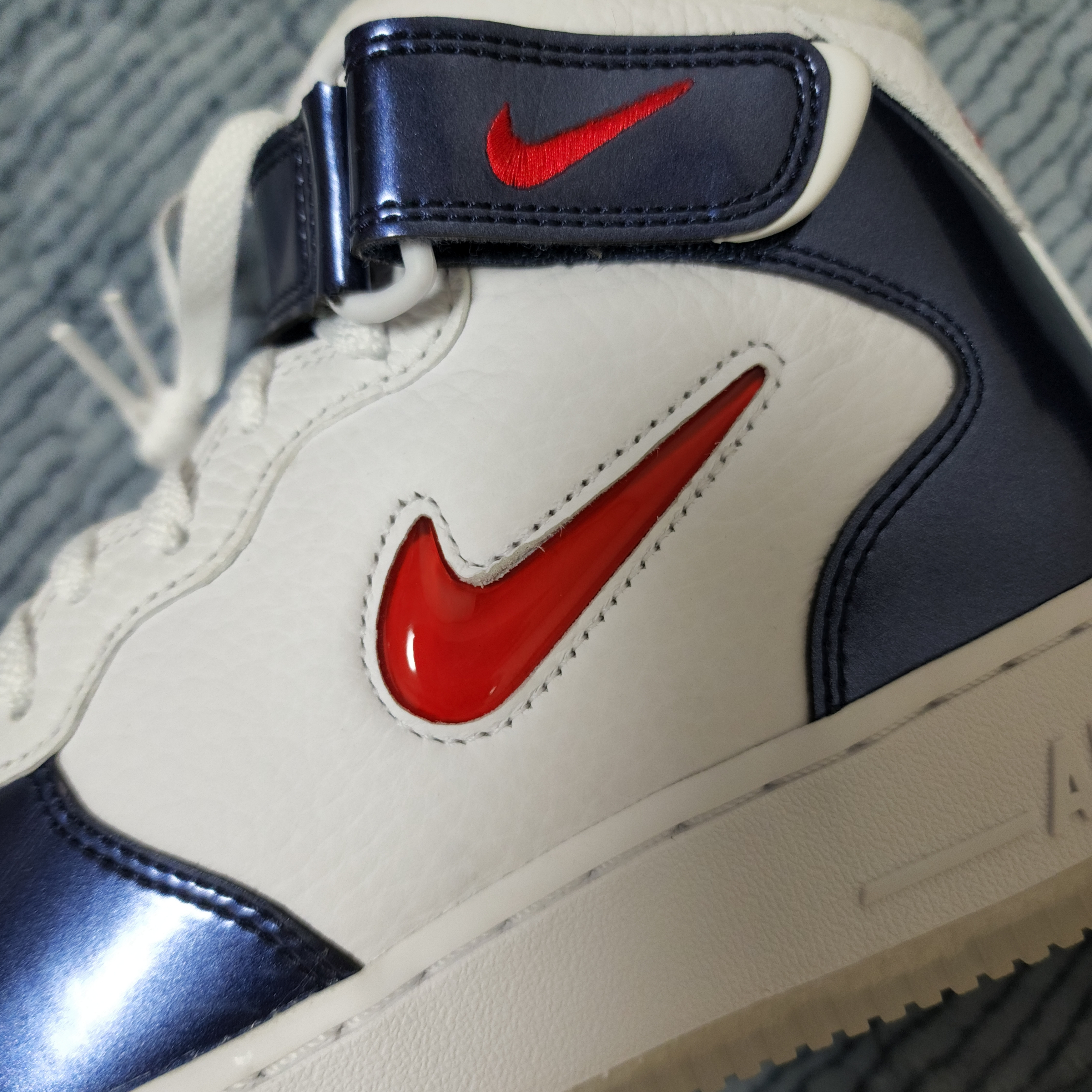 Nike Air Force 1 Mid QS University Red and Midnight Navy 착용 스타일 - 2