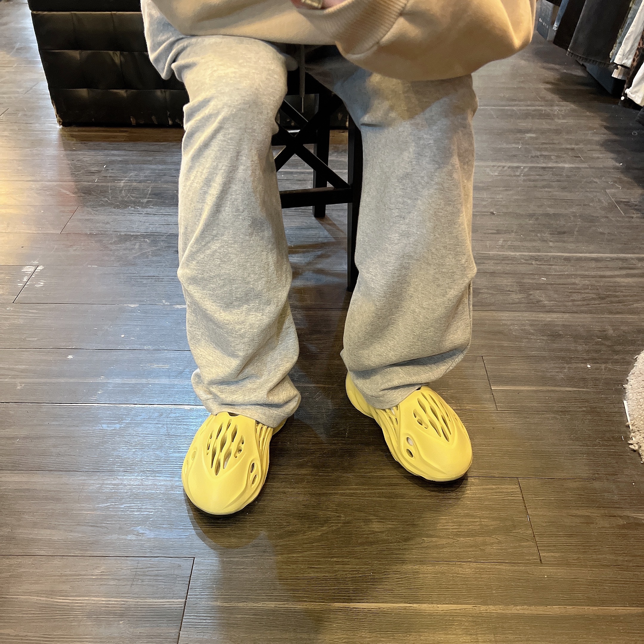 Adidas Yeezy Foam RNNR Sulfur 착용 스타일 - 3