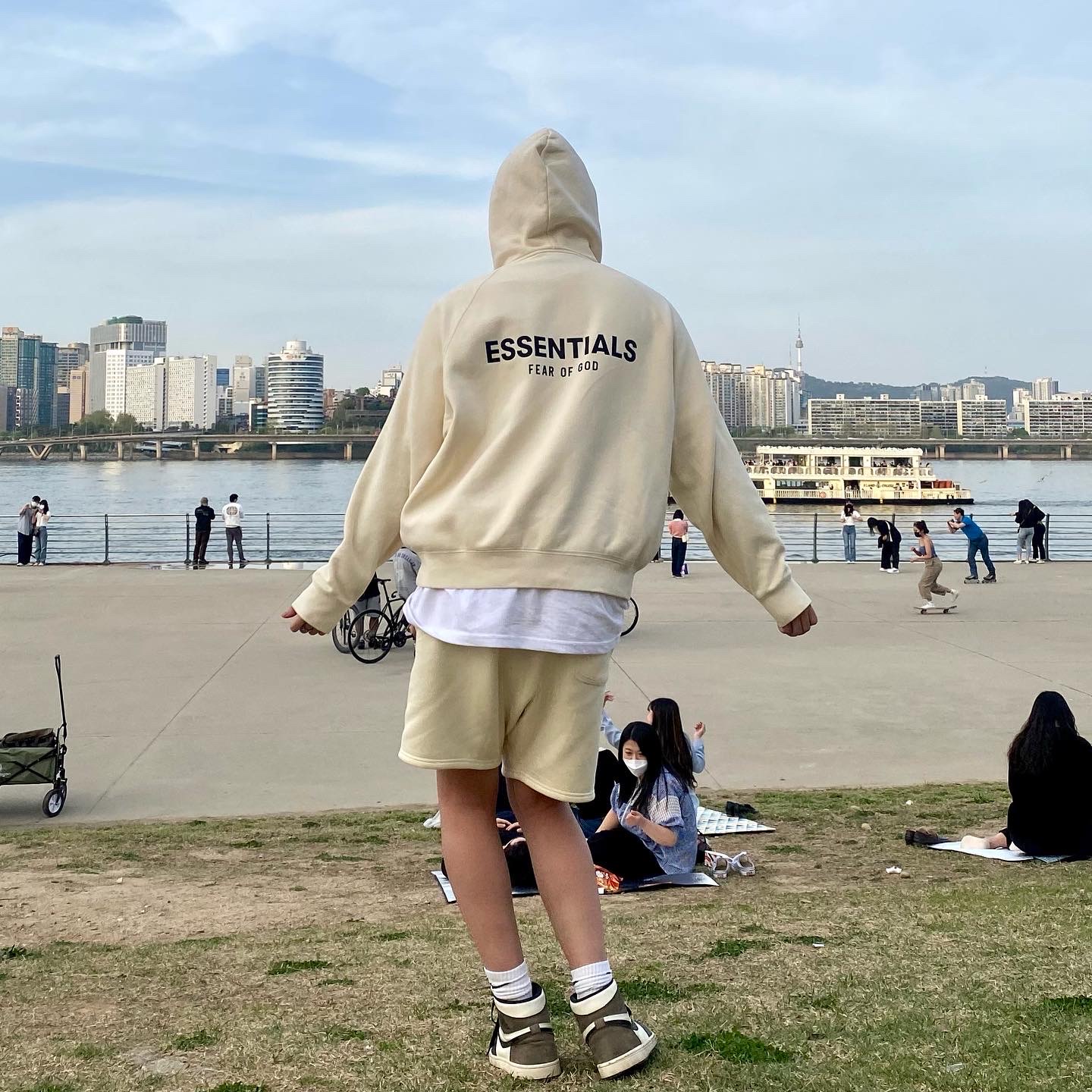 Essentials Pull-Over Hoodie Cream - 21SS, Essentials Sweatshorts Cream - 21SS 착용 스타일 - 1