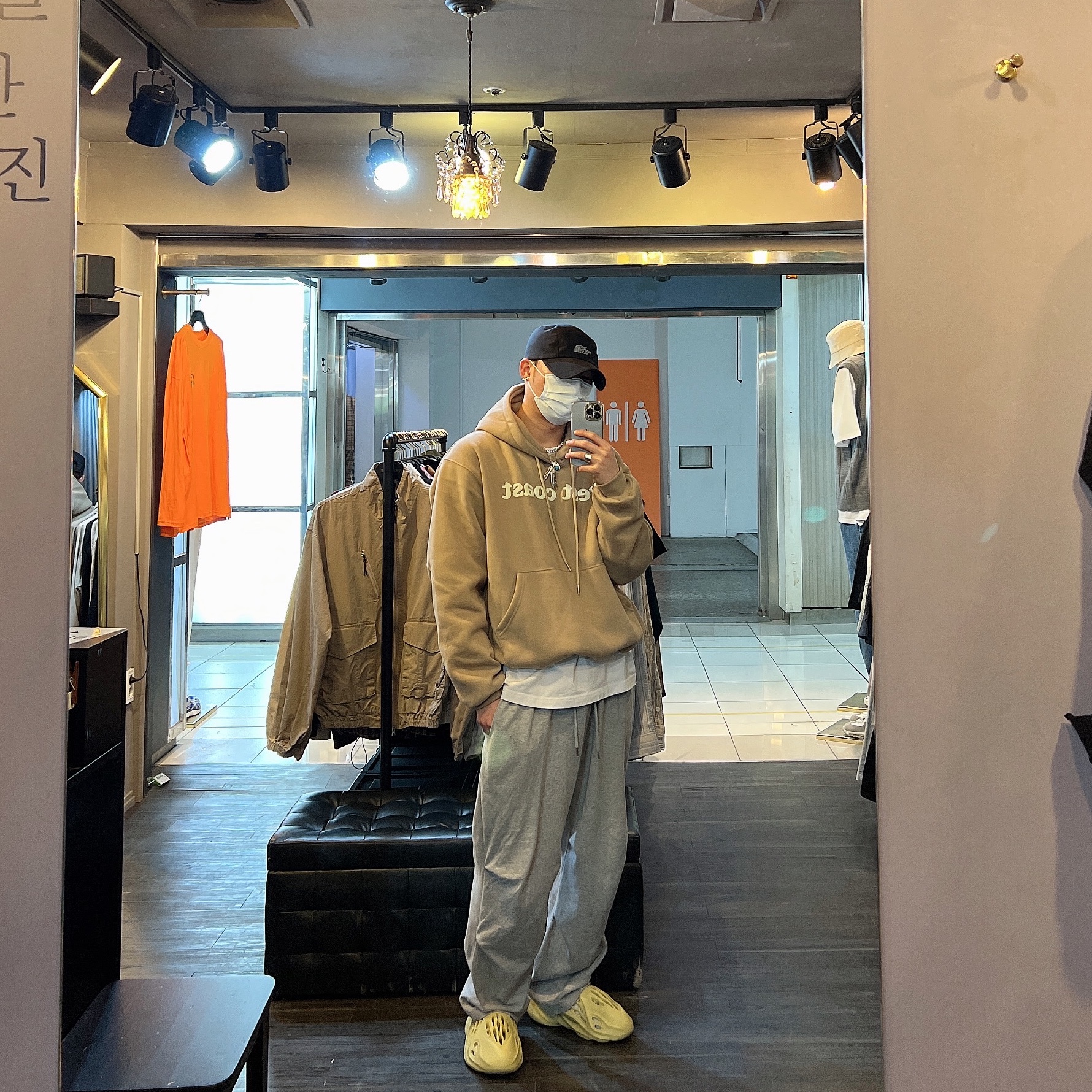 Adidas Yeezy Foam RNNR Sulfur 착용 스타일 - 2