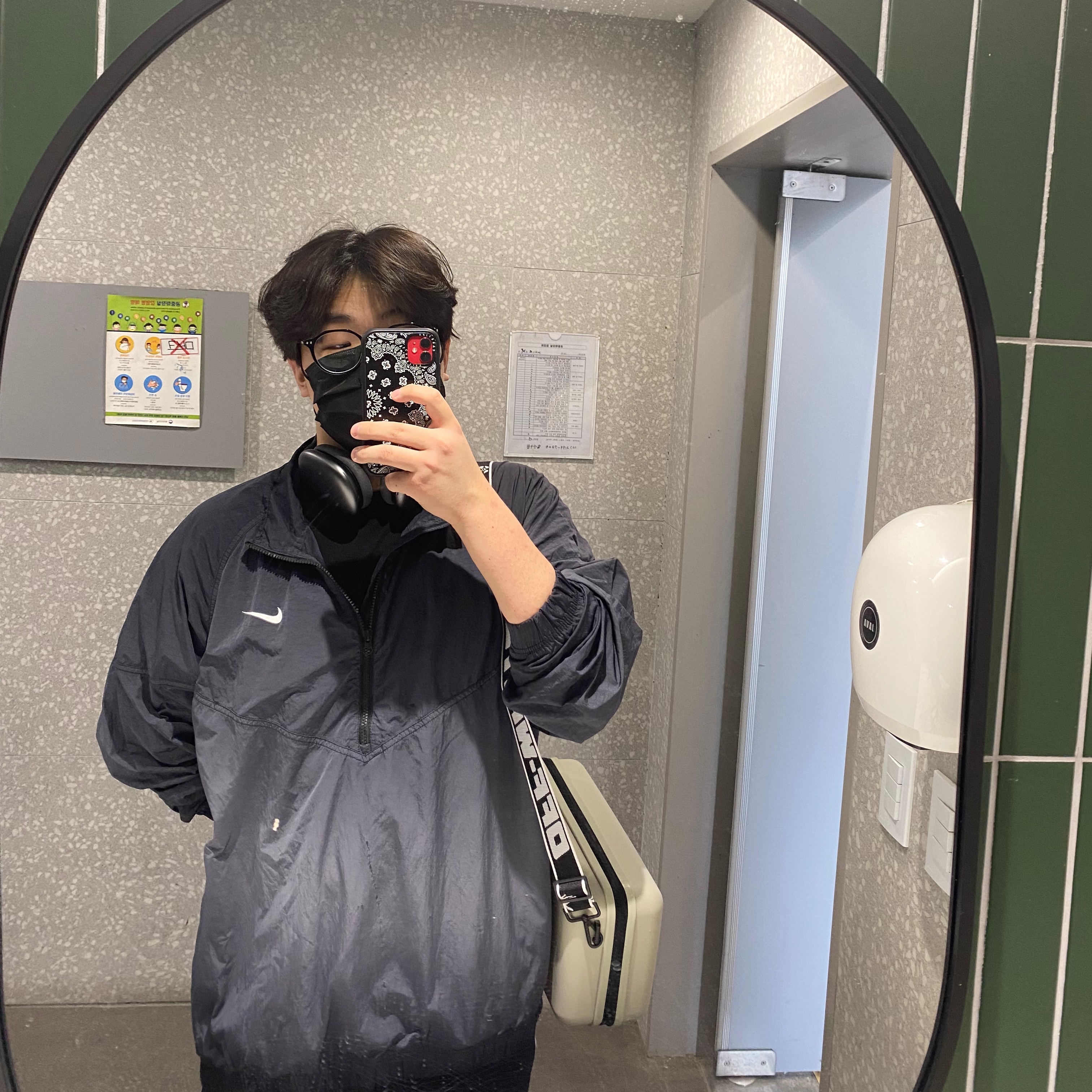 Nike x Stussy Windrunner Jacket Off Noir, Off-White x Amore Pacific Protection Box (Without Cosmetics) 착용 스타일