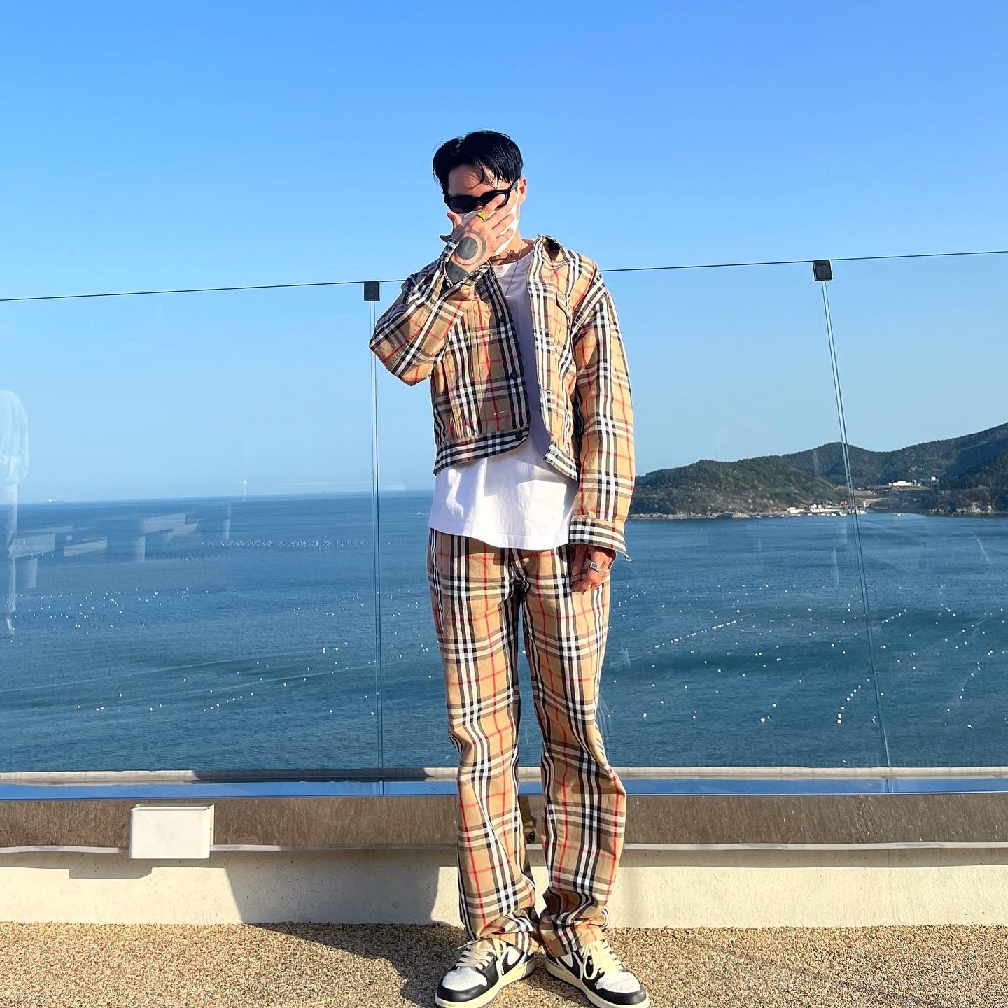 Supreme x Burberry Denim Trucker Jacket Beige - 22SS, Supreme x Burberry Regular Jean Beige - 22SS 착용 스타일