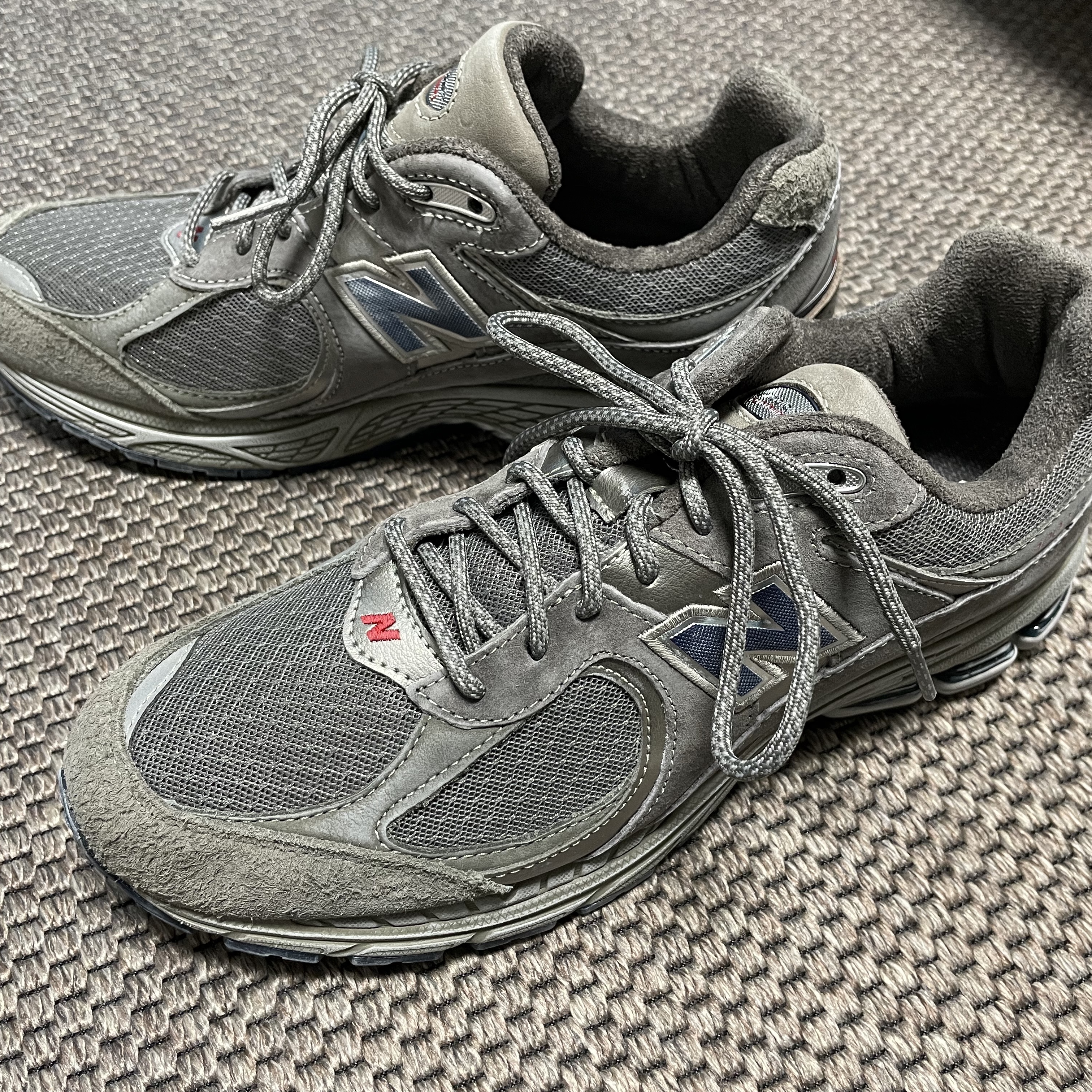 New Balance 2002R Premium Vintage Grey 착용 스타일 - 3