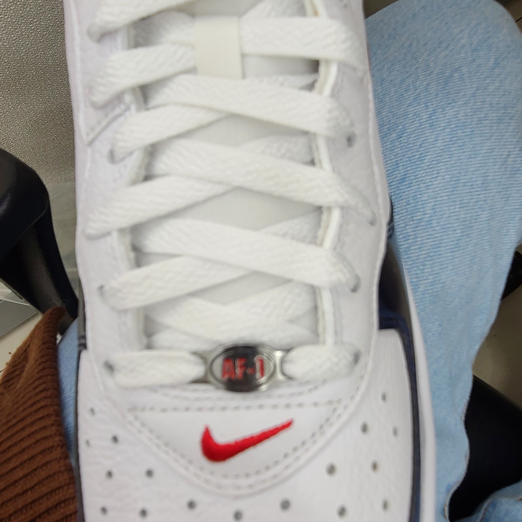 Nike Air Force 1 Mid QS University Red and Midnight Navy 착용 스타일 - 3