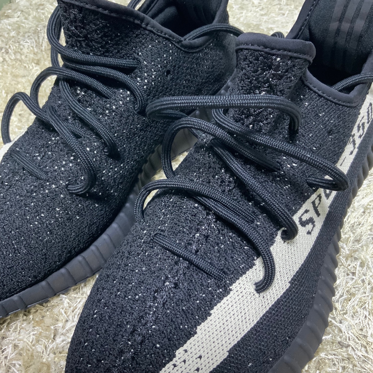 Adidas Yeezy Boost 350 V2 Core Black White 2022 착용 스타일