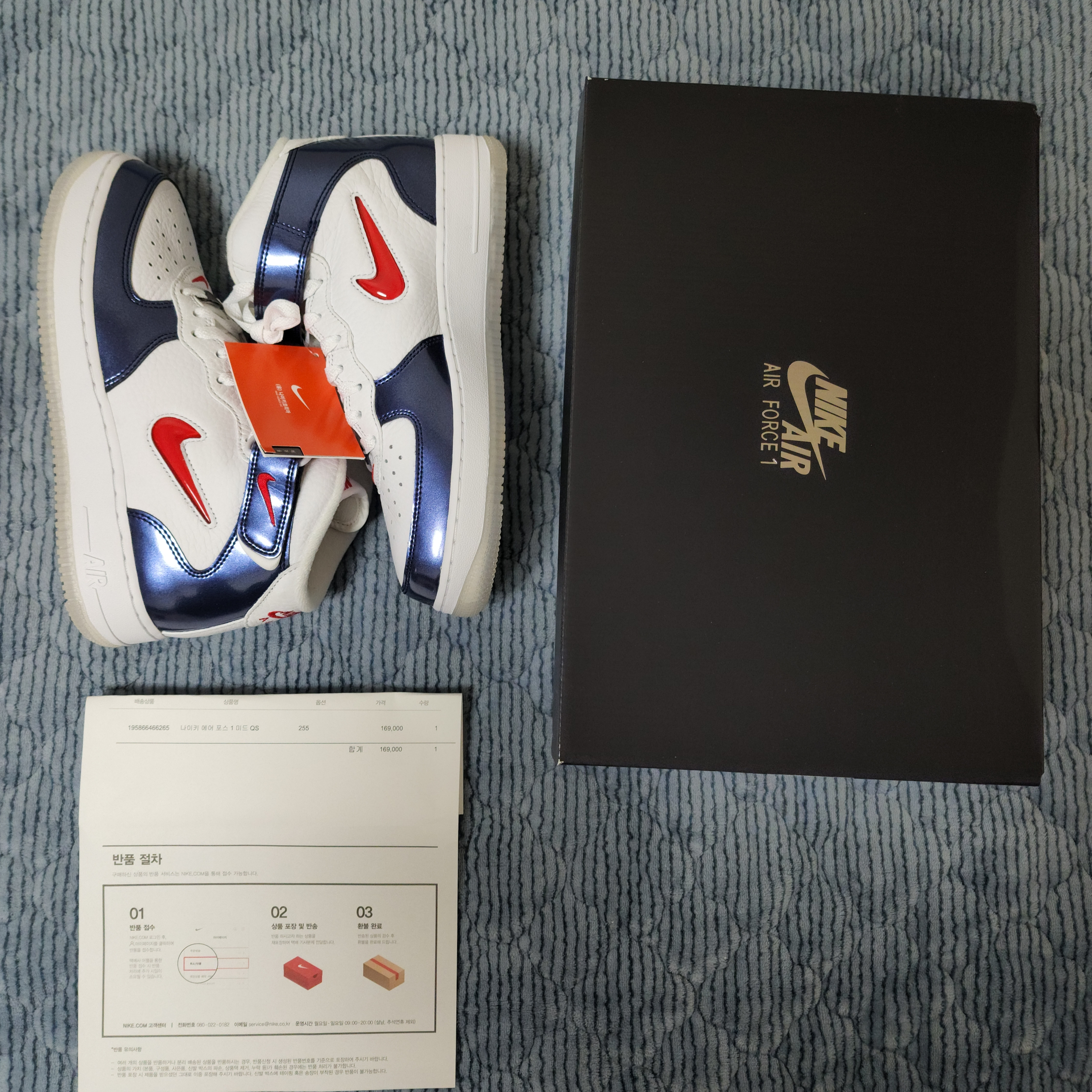 Nike Air Force 1 Mid QS University Red and Midnight Navy 착용 스타일 - 5