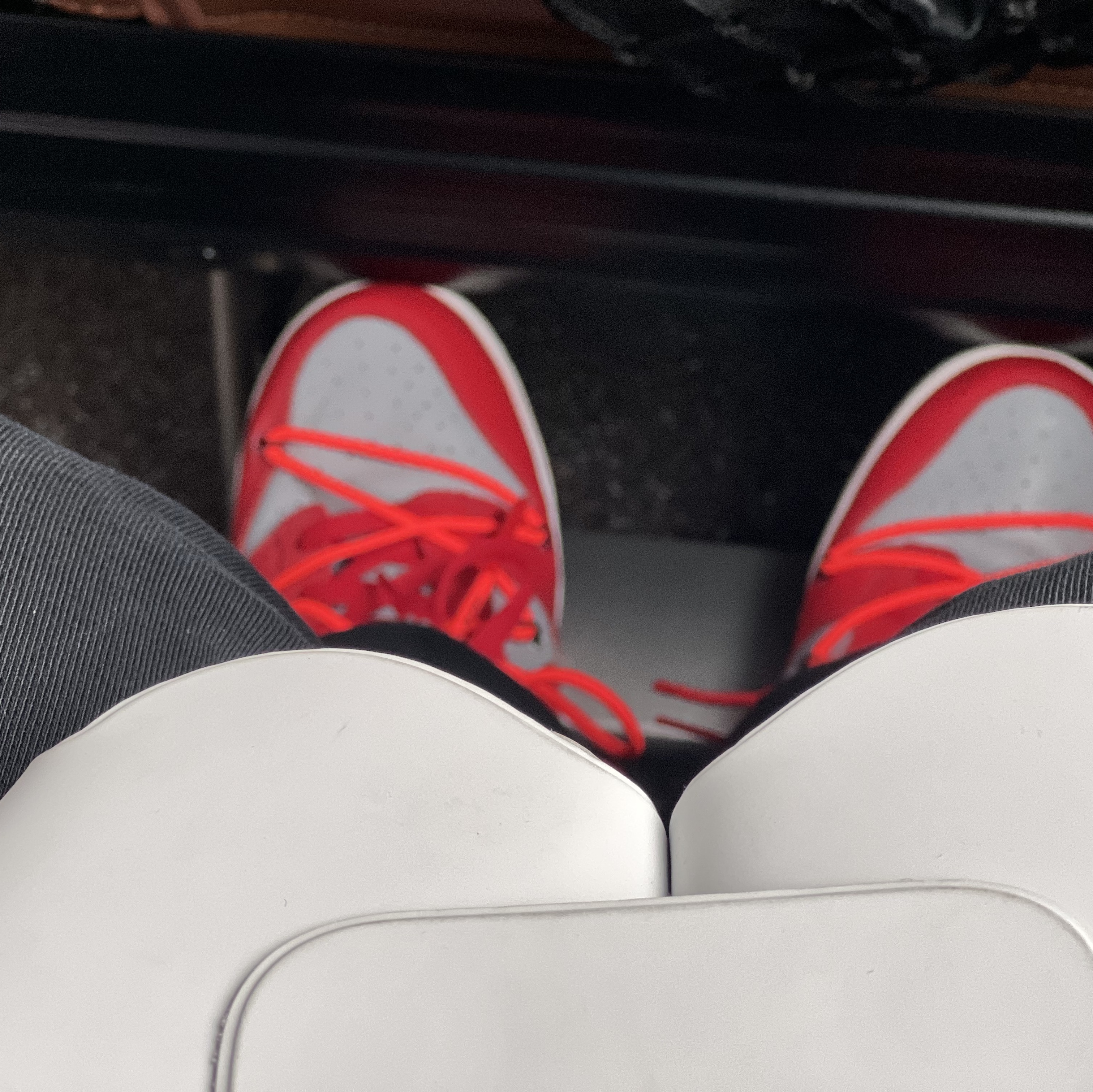 Nike x Off-White Dunk Low University Red, Apple AirPods Max Lightning Silver (Korean Ver.) 착용 스타일