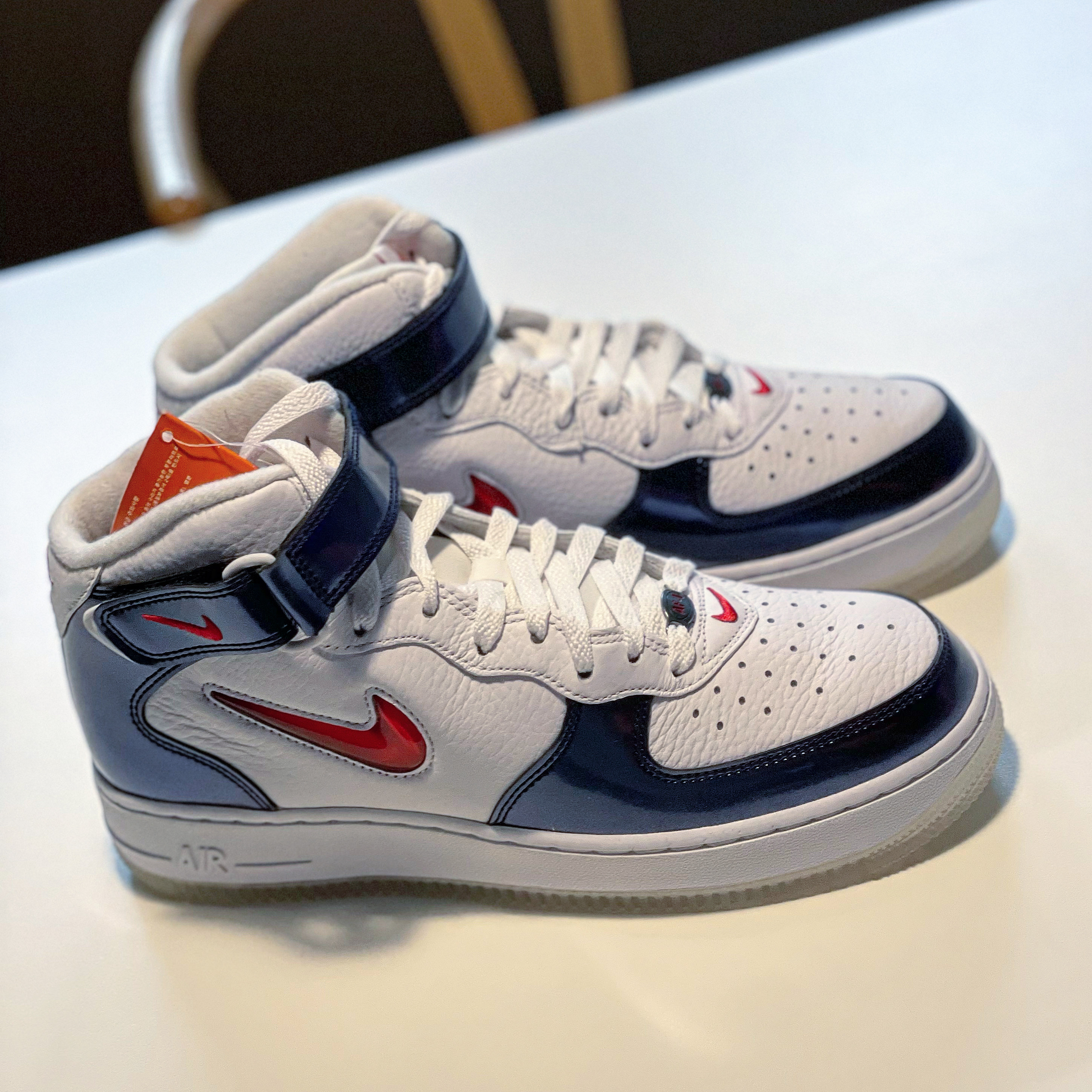 Nike Air Force 1 Mid QS University Red and Midnight Navy 착용 스타일 - 1