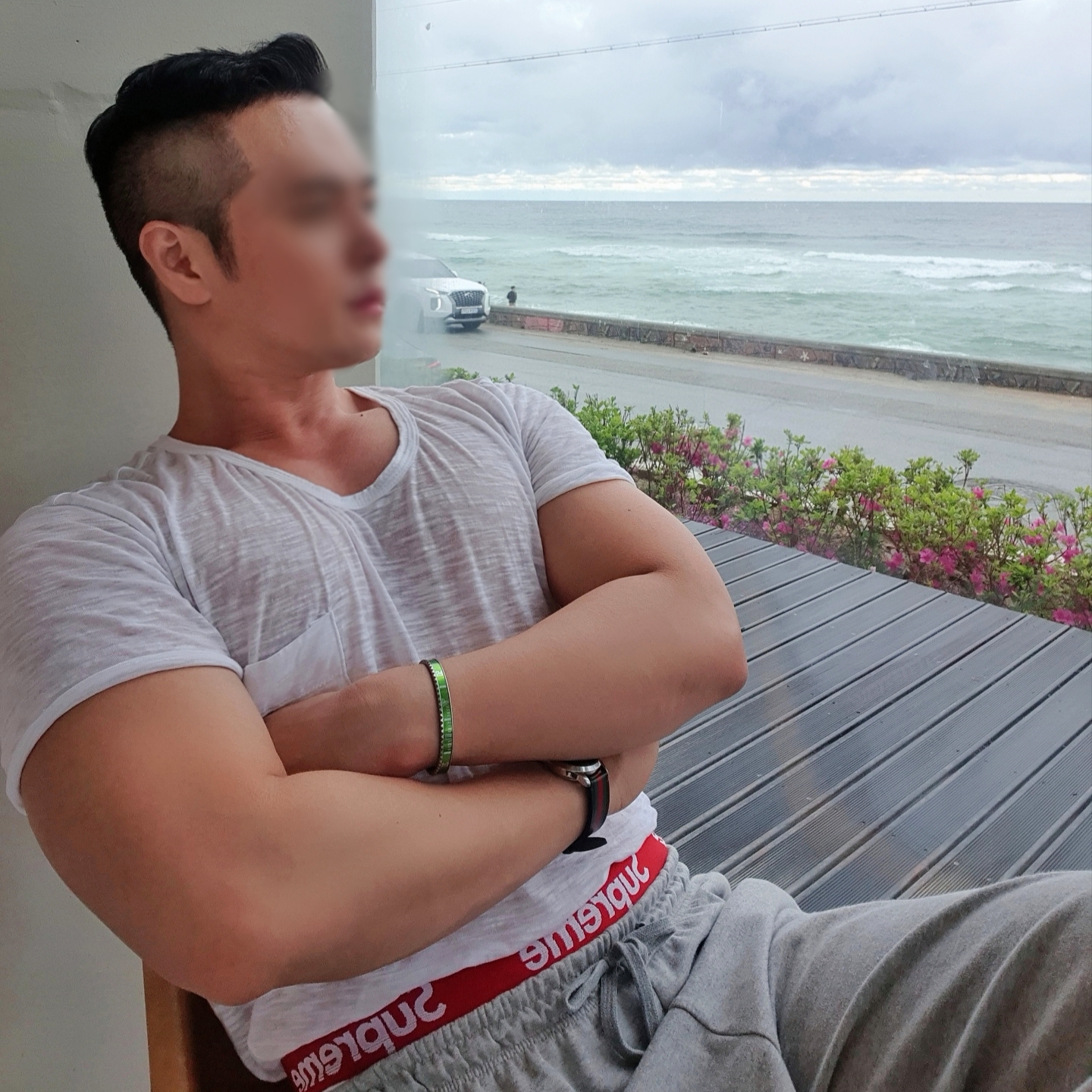 Supreme Hanes Boxer Briefs White (4 Pack), Jordan 1 Low SE Light Smoke Grey Gym Red 착용 스타일 - 3