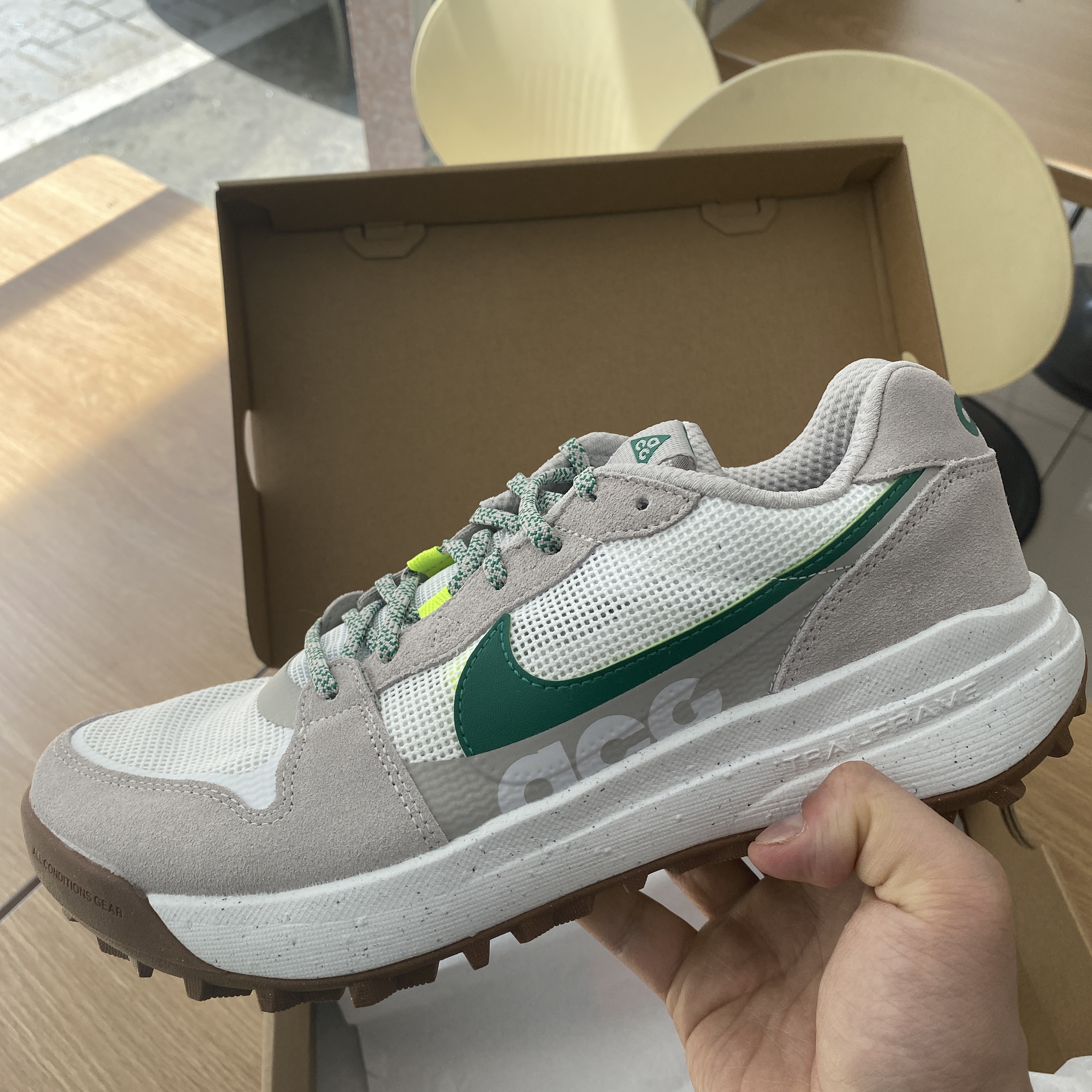Nike ACG Lowcate Light Iron Ore 착용 스타일 - 3