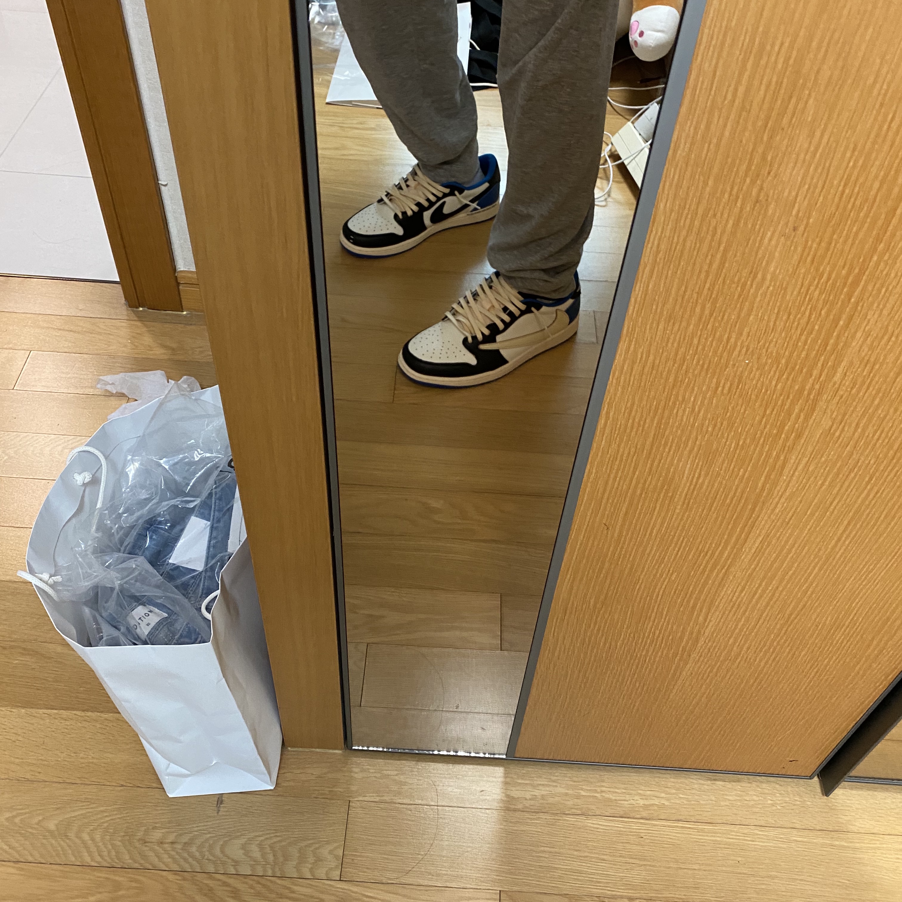 Jordan 1 x Travis Scott x Fragment Retro Low OG SP Military Blue 착용 스타일 - 2
