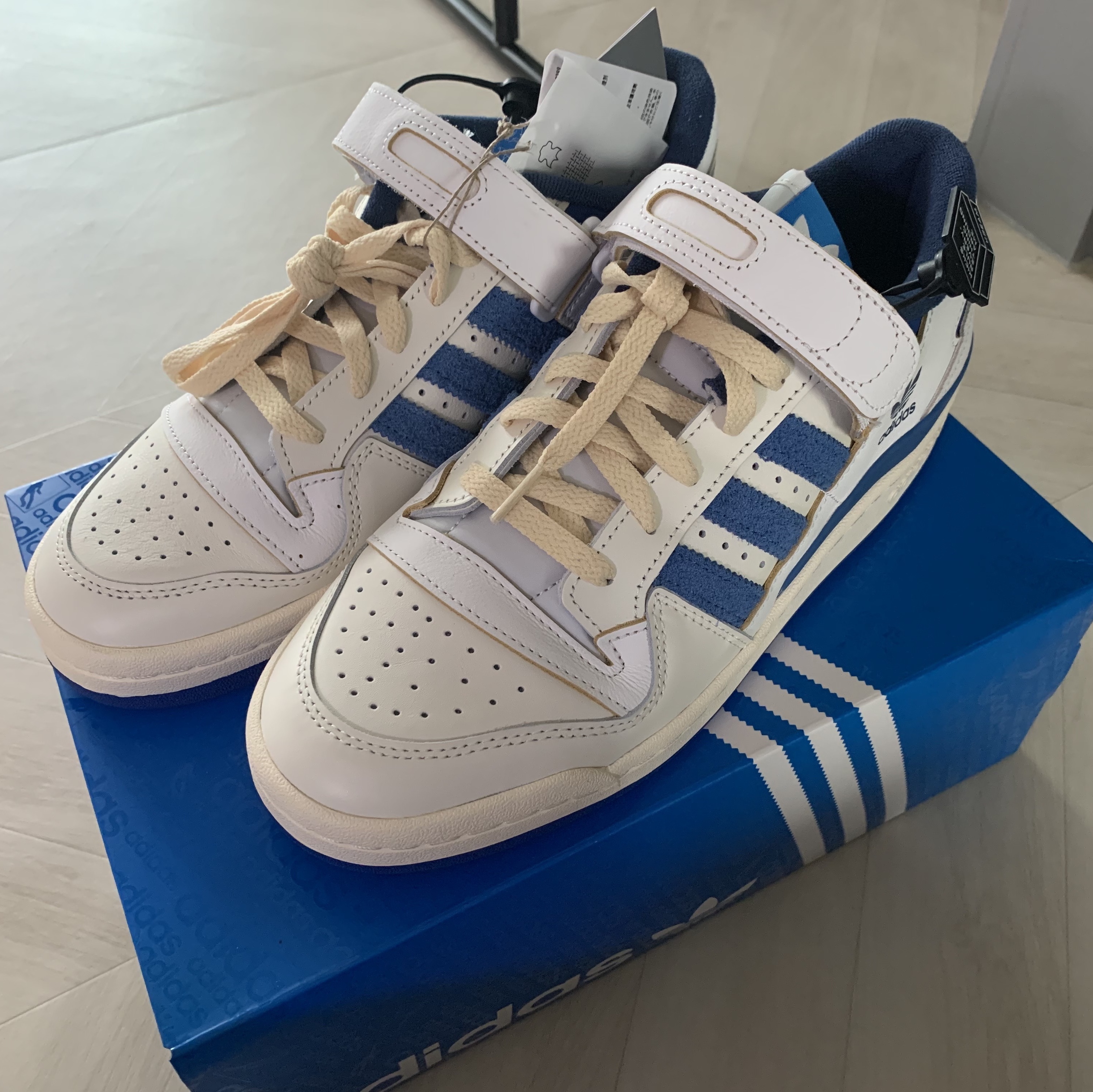Adidas OG Forum 84 Low Blue Thread 착용 스타일 - 1