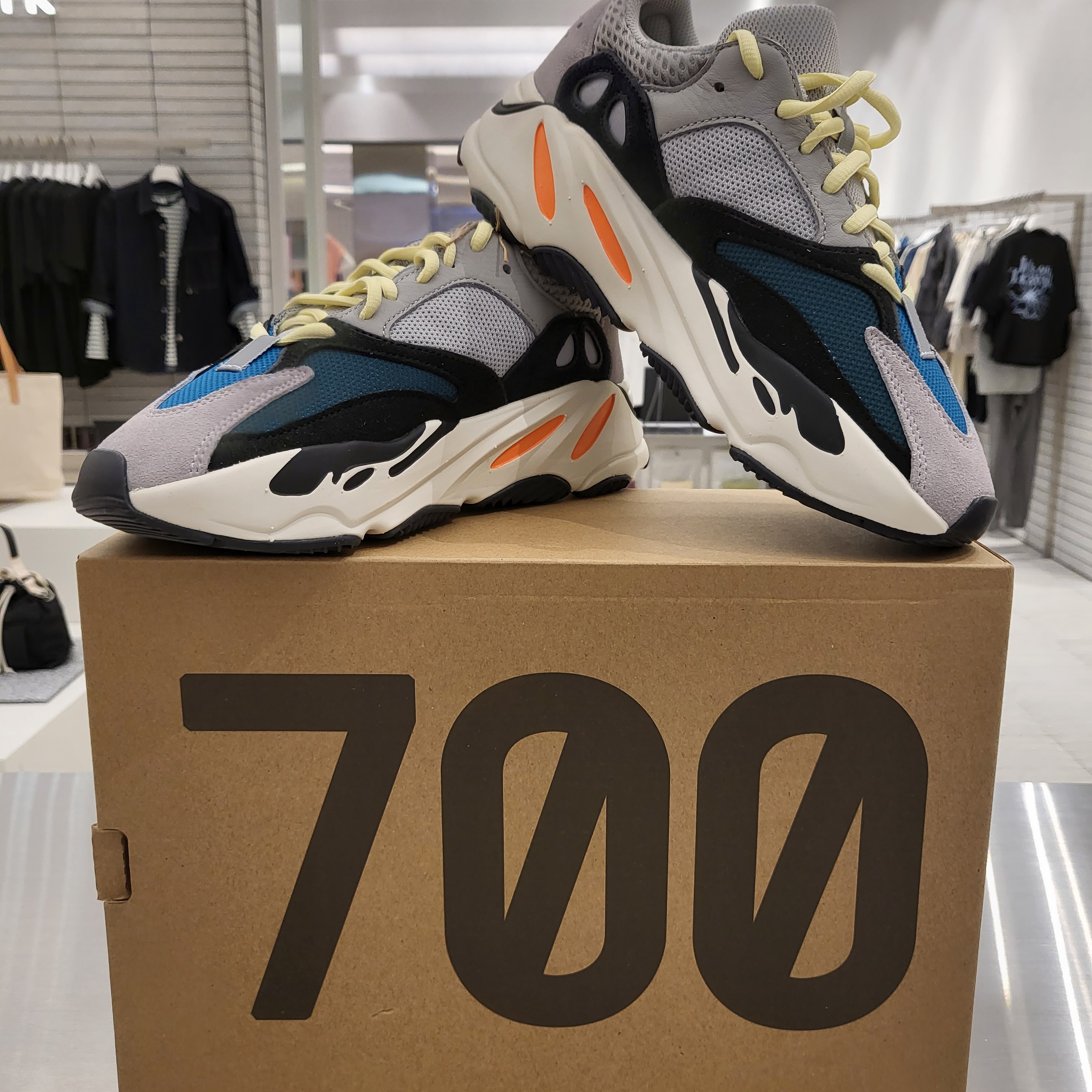 Adidas Yeezy Boost 700 Wave Runner Solid Grey 2021/2022, Nike x Sacai x Clot LDWaffle Orange Blaze 착용 스타일 - 1
