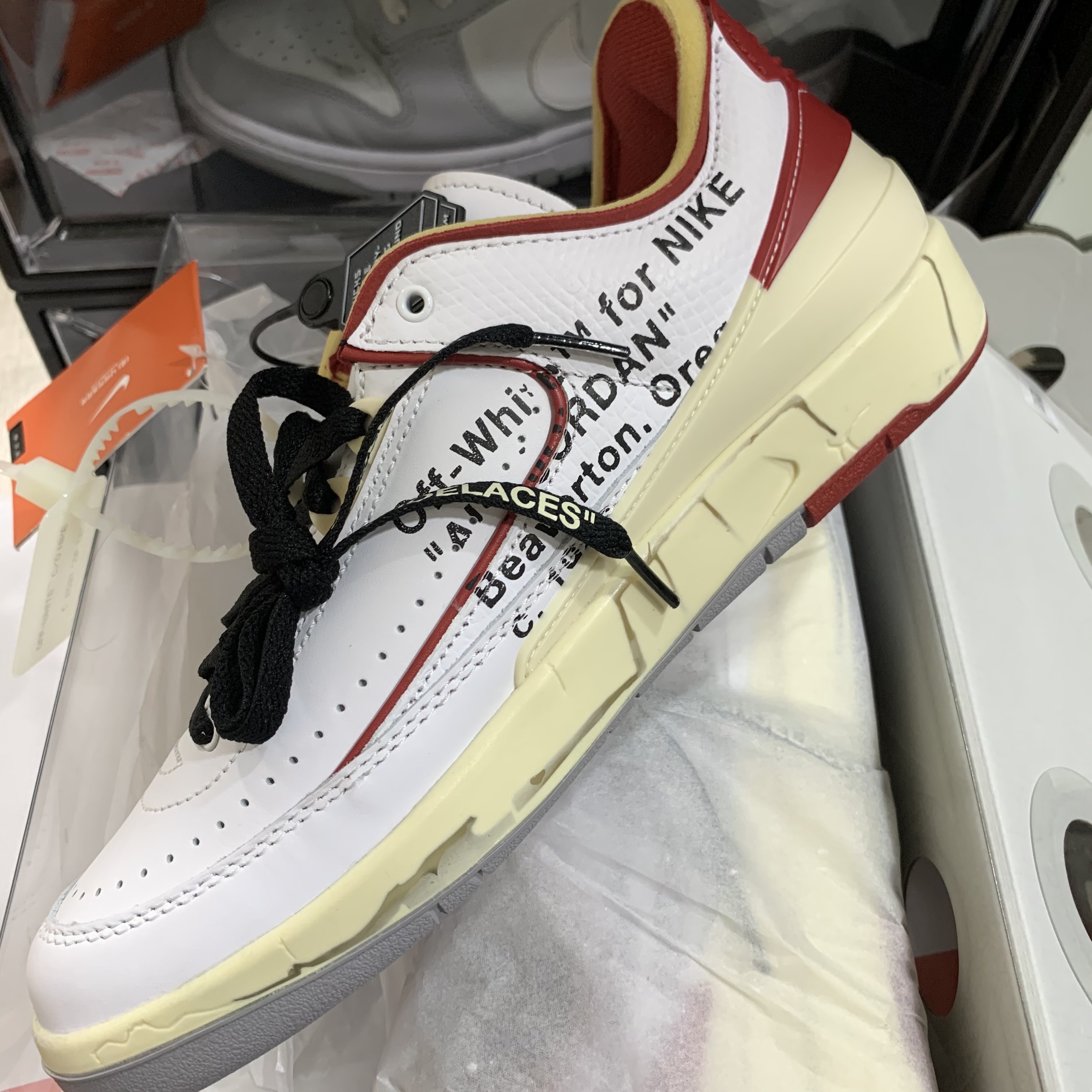 Jordan 2 x Off-White Retro Low SP White and Varsity Red, Nike Dunk Low Retro Wolf Grey 착용 스타일 - 2