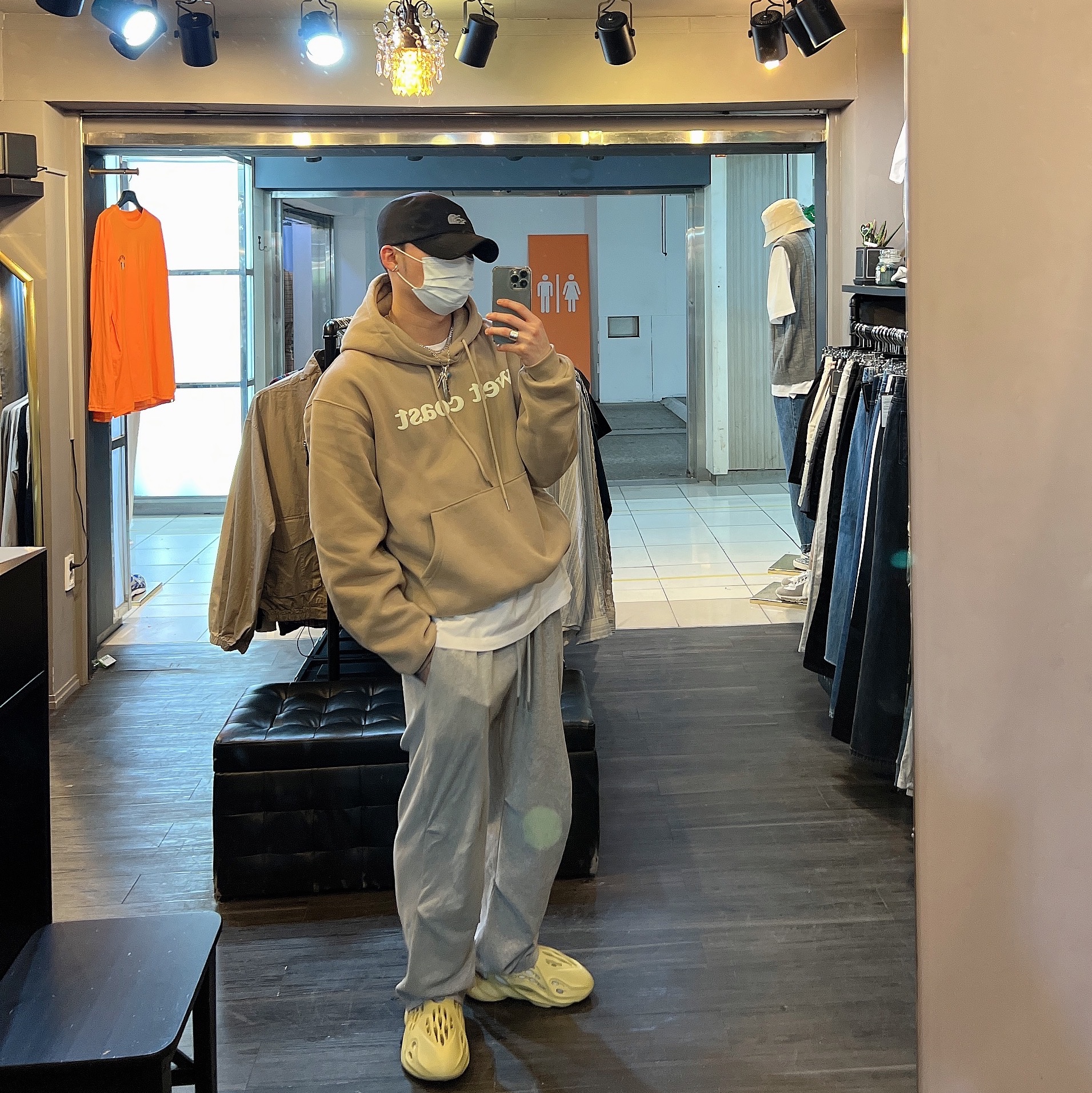 Adidas Yeezy Foam RNNR Sulfur 착용 스타일 - 1
