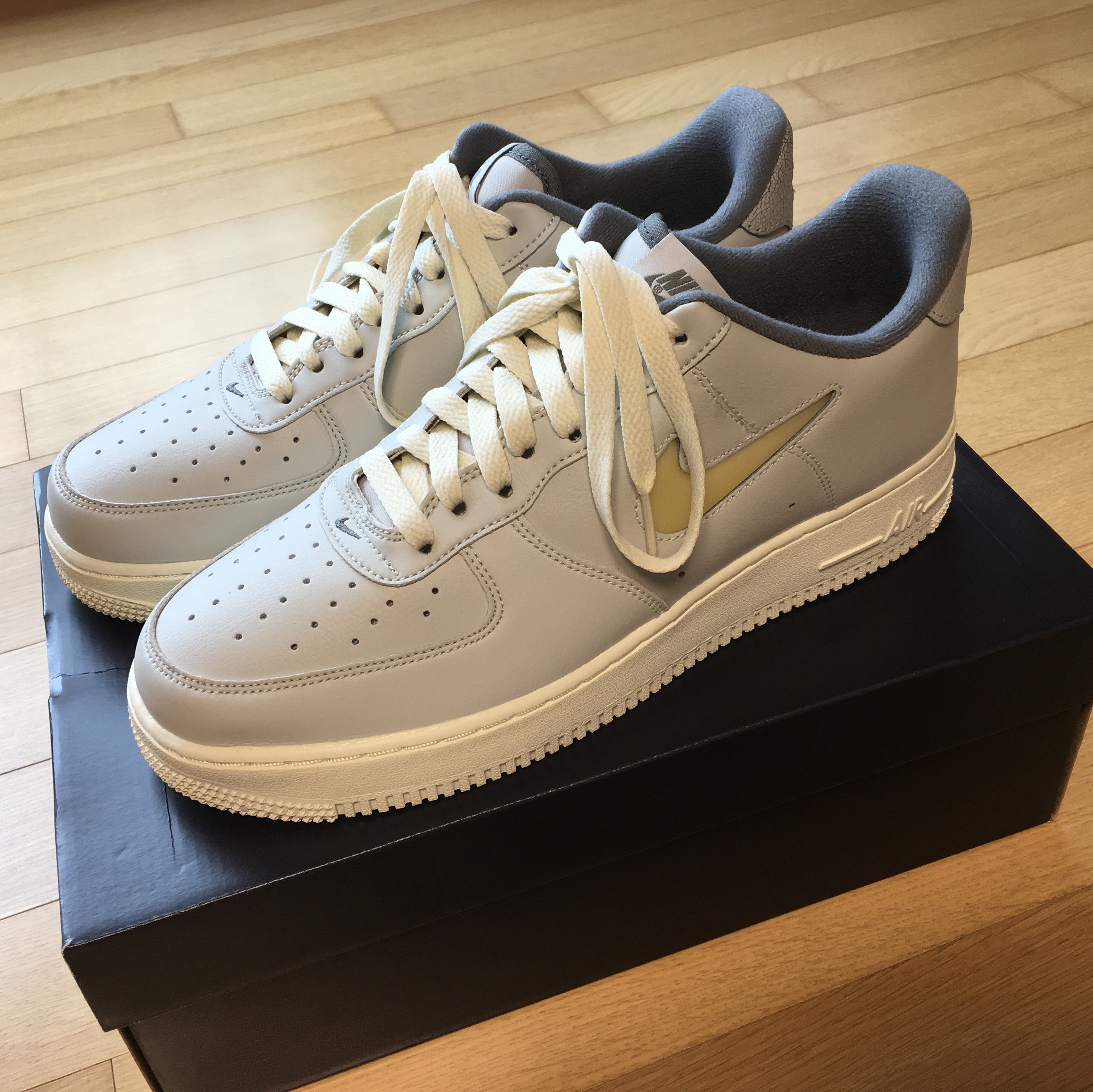 Nike Air Force 1 '07 LX Light Bone and Coconut Milk 착용 스타일 - 2
