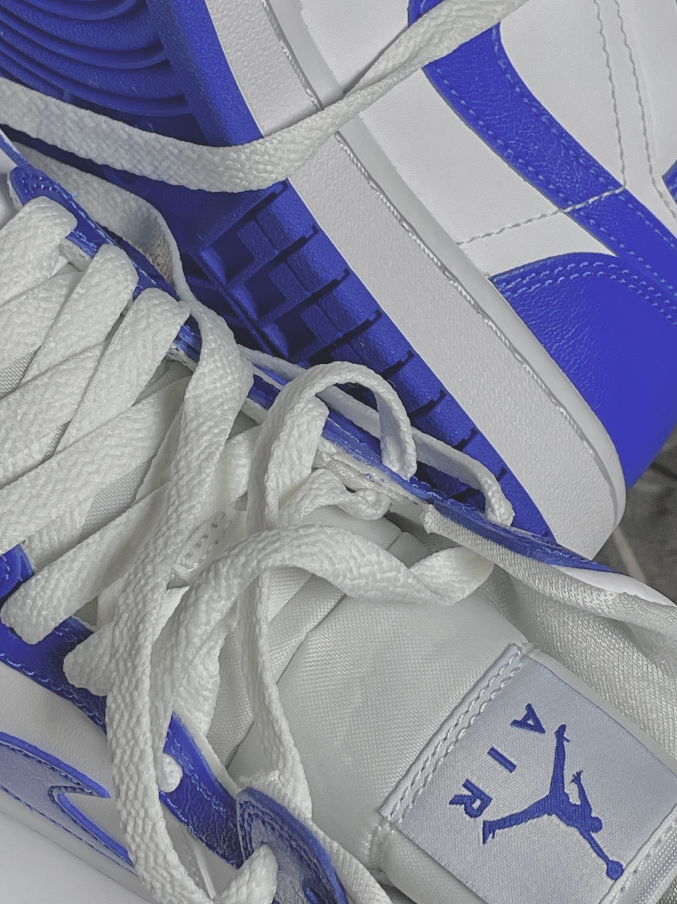 (W) Jordan 1 Mid White Hyper Royal 착용 스타일