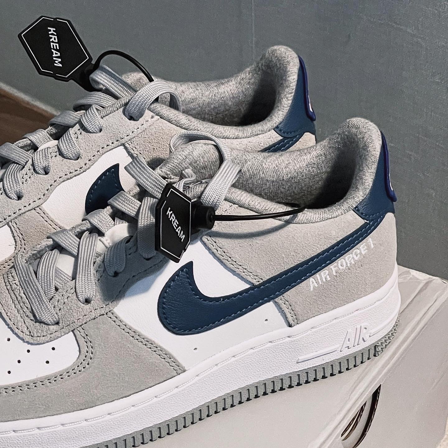 (GS) Nike Air Force 1 LV8 Athletic Club Light Smoke Grey Marina 착용 스타일 - 1