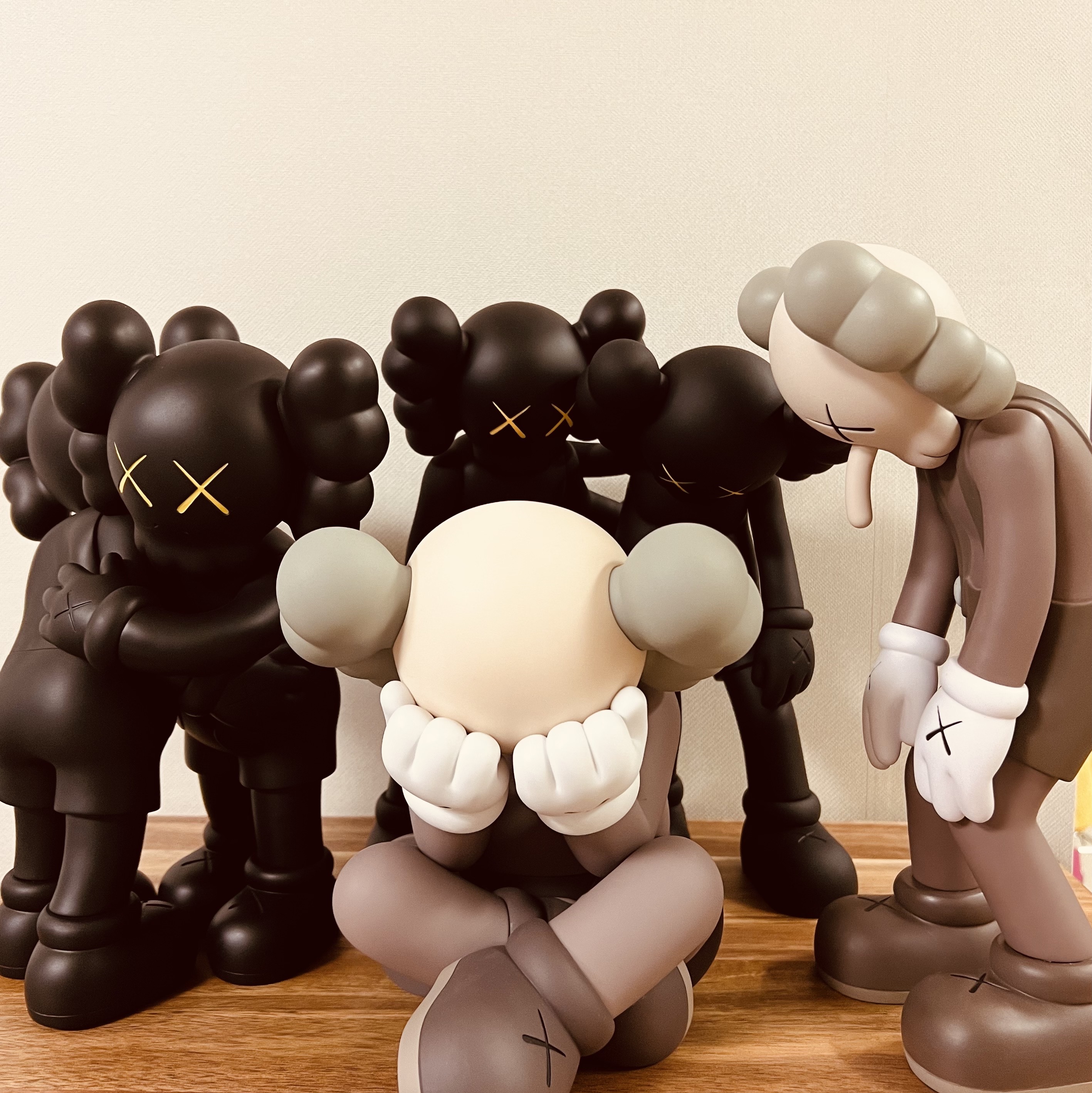 Kaws Together Vinyl Figure Black, Kaws Along The Way Vinyl Figure Black 착용 스타일 - 2