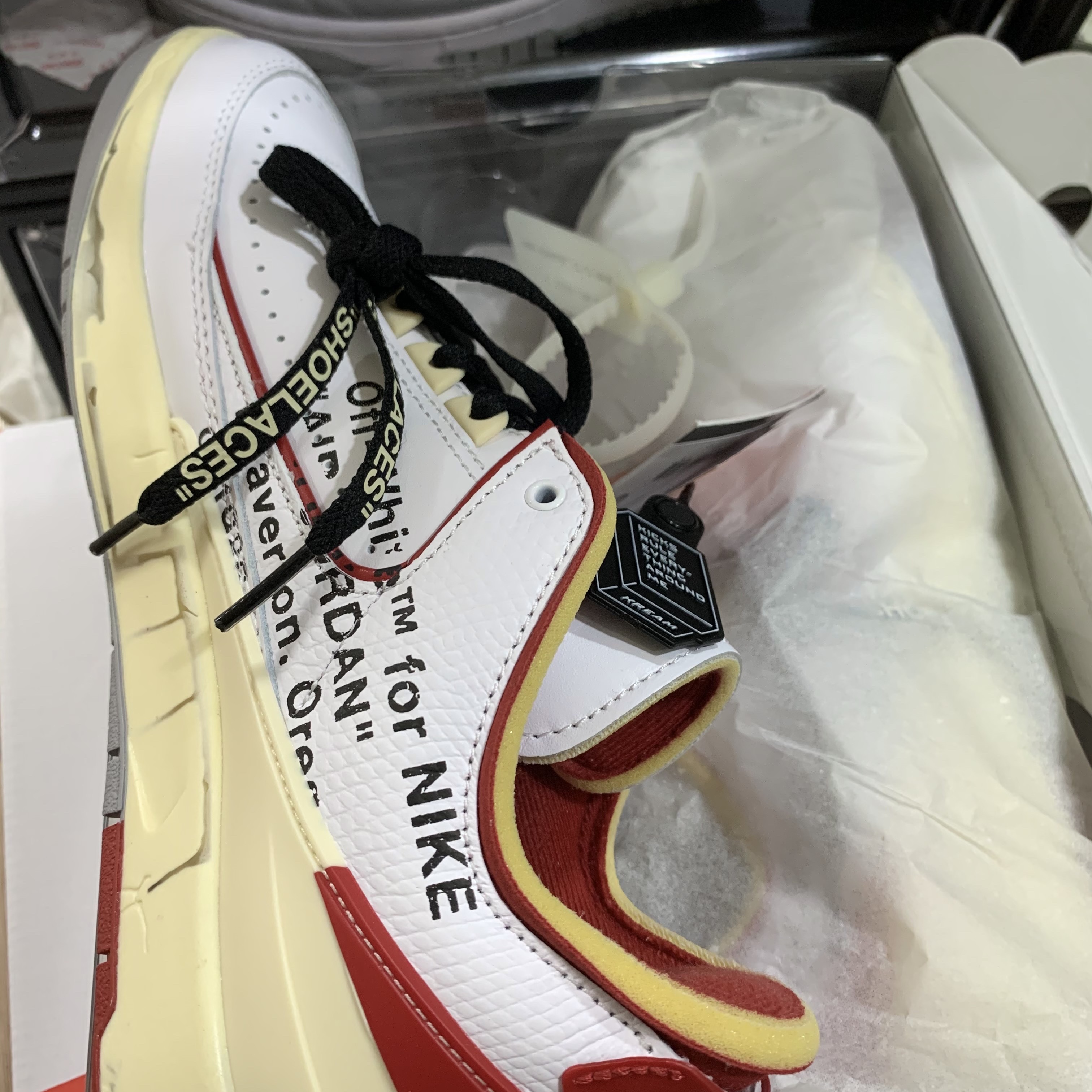 Jordan 2 x Off-White Retro Low SP White and Varsity Red, Nike Dunk Low Retro Wolf Grey 착용 스타일 - 1