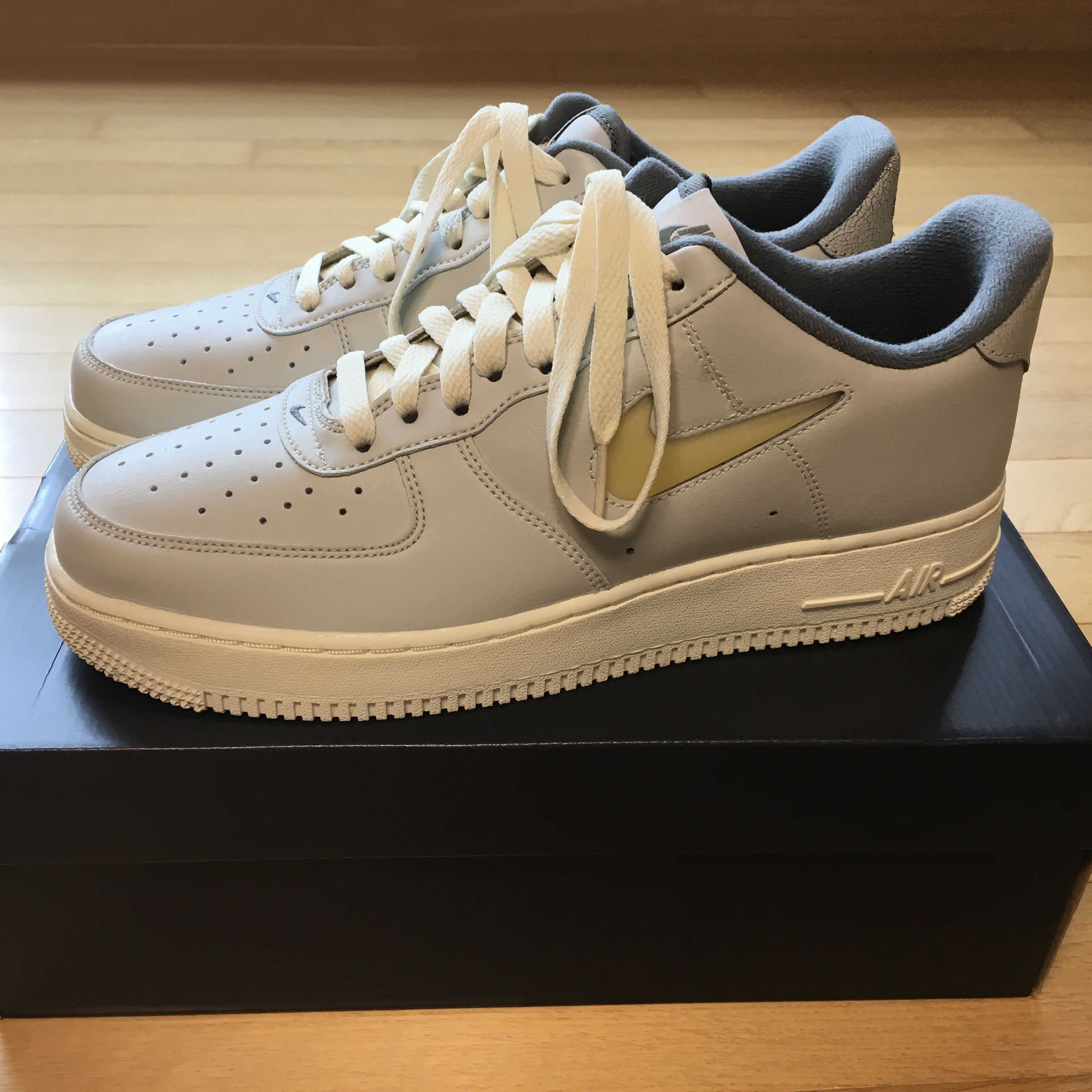 Nike Air Force 1 '07 LX Light Bone and Coconut Milk 착용 스타일 - 1