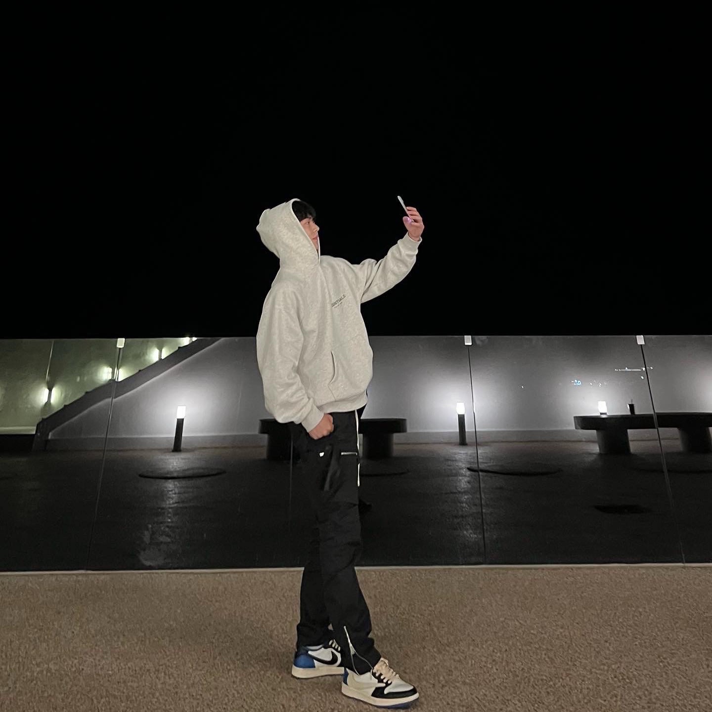 Jordan 1 x Travis Scott x Fragment Retro Low OG SP Military Blue, Essentials The Core Collection Pullover Hoodie Oatmeal 착용 스타일