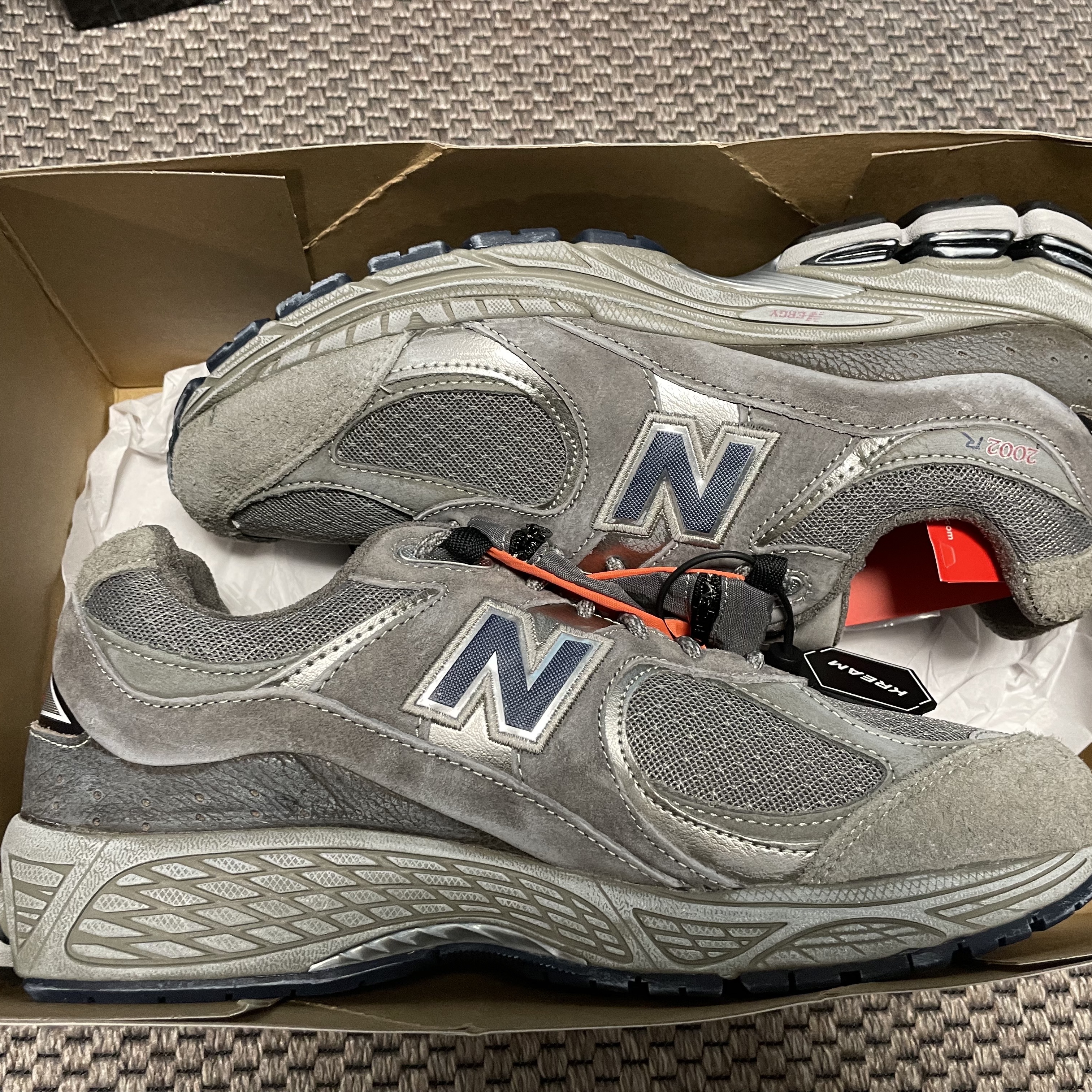 New Balance 2002R Premium Vintage Grey 착용 스타일 - 1