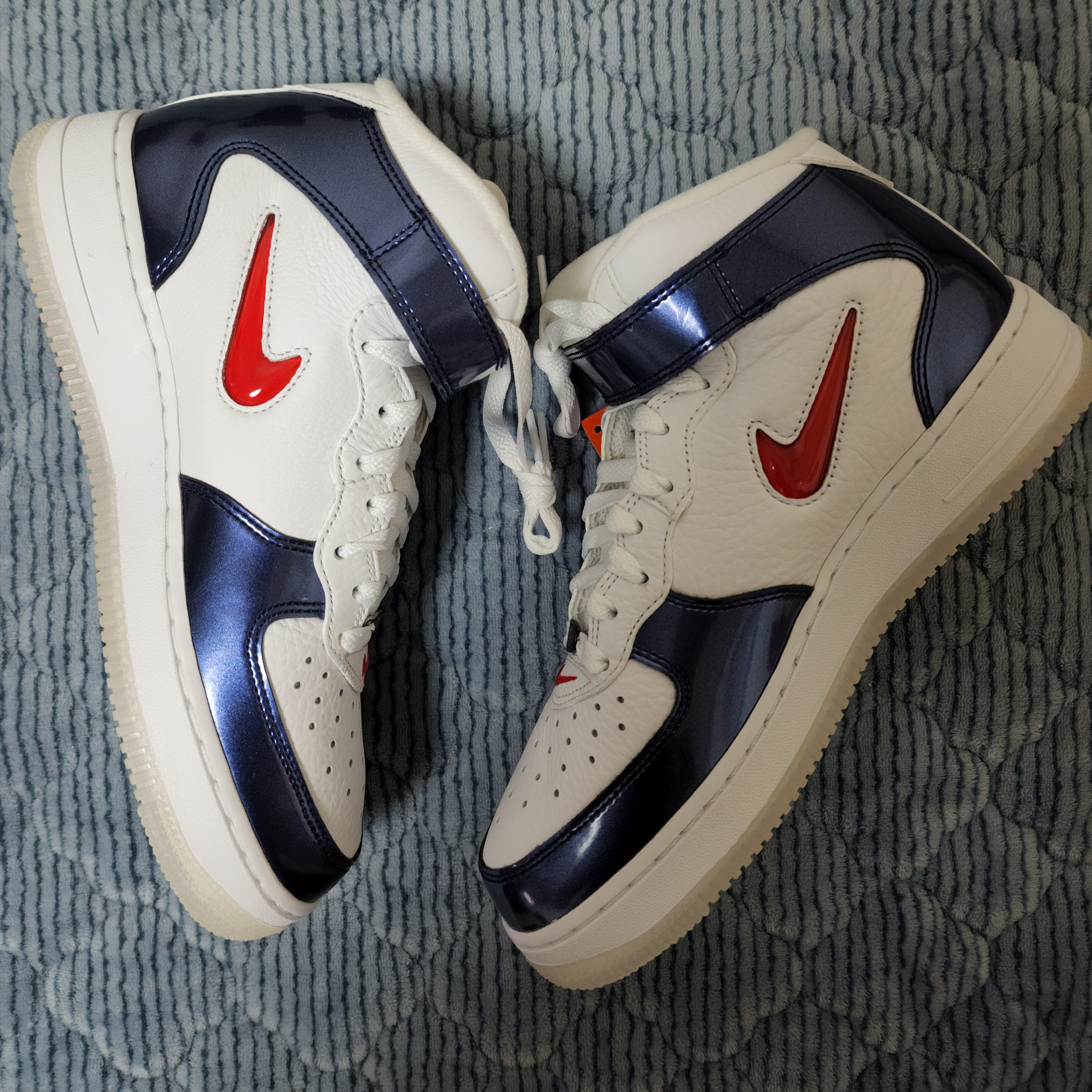 Nike Air Force 1 Mid QS University Red and Midnight Navy 착용 스타일 - 1