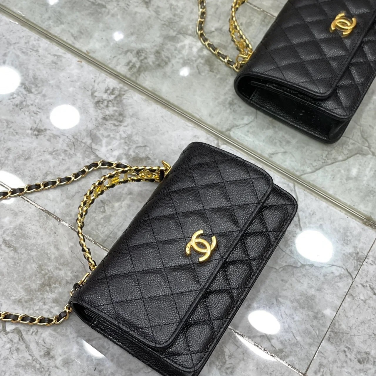 Chanel Wallet On Chain Grained Shiny Calfskin & Gold Black 착용 스타일 - 1