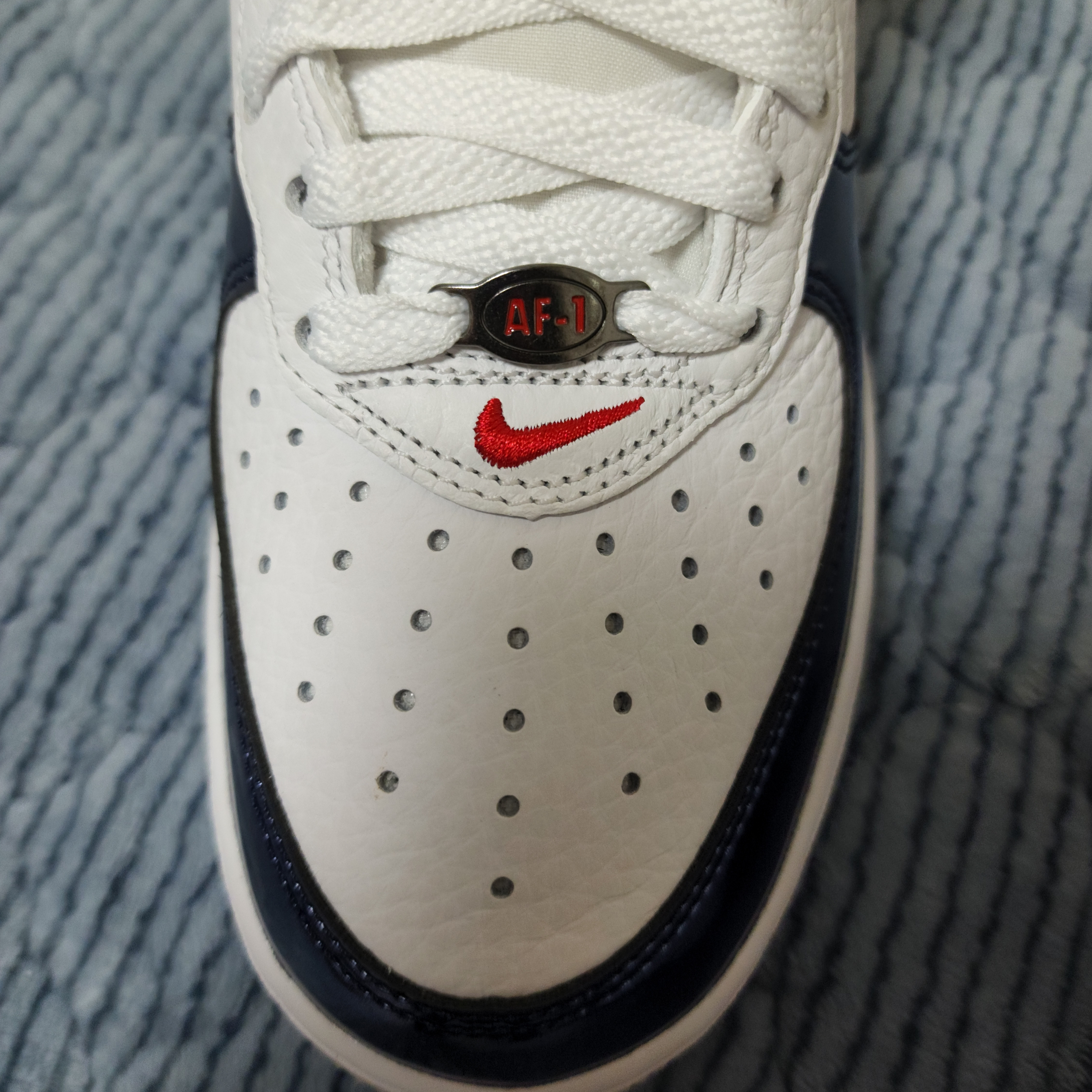 Nike Air Force 1 Mid QS University Red and Midnight Navy 착용 스타일 - 3