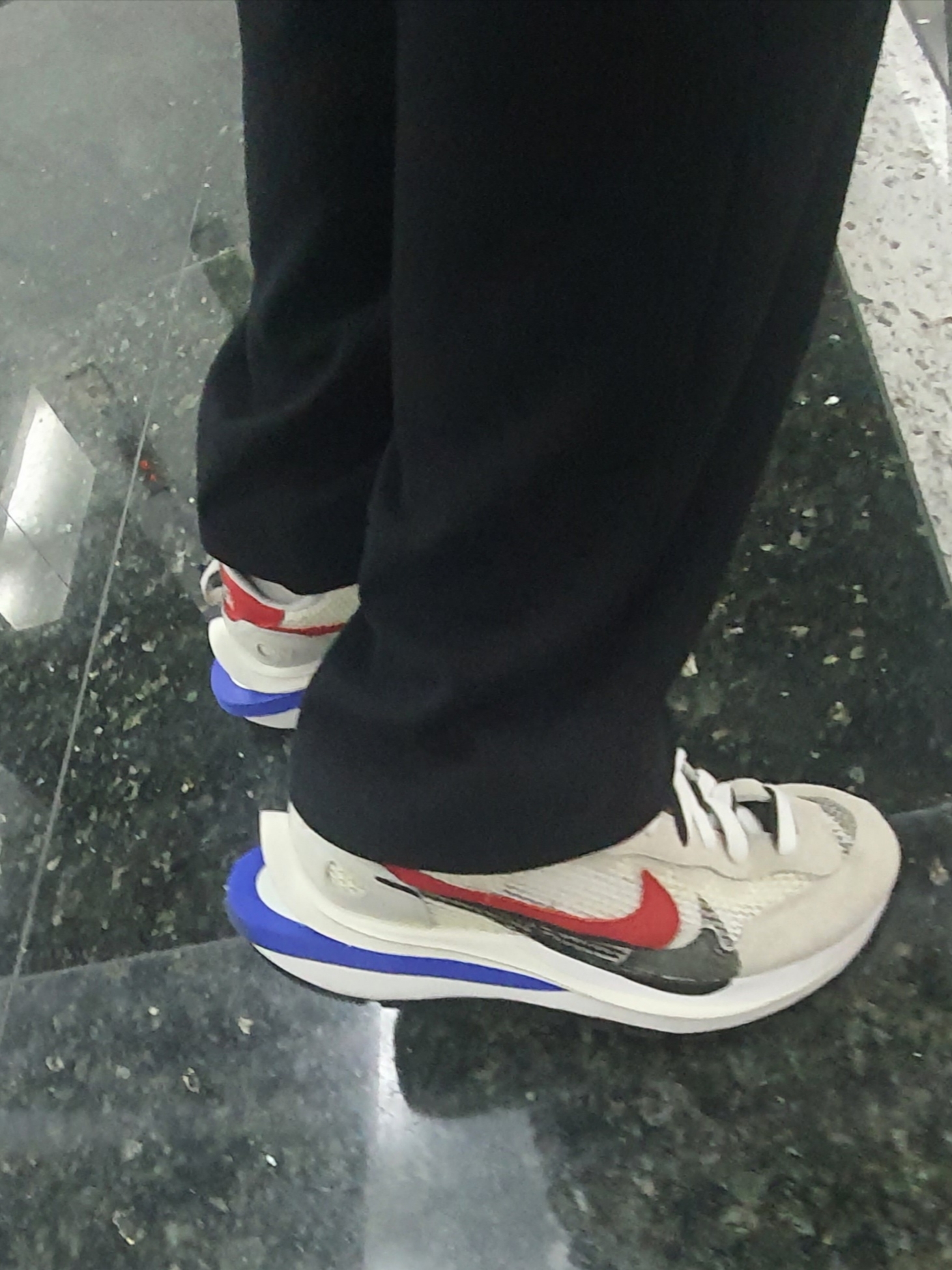 Nike x Sacai VaporWaffle Royal Fuchsia 착용 스타일 - 3