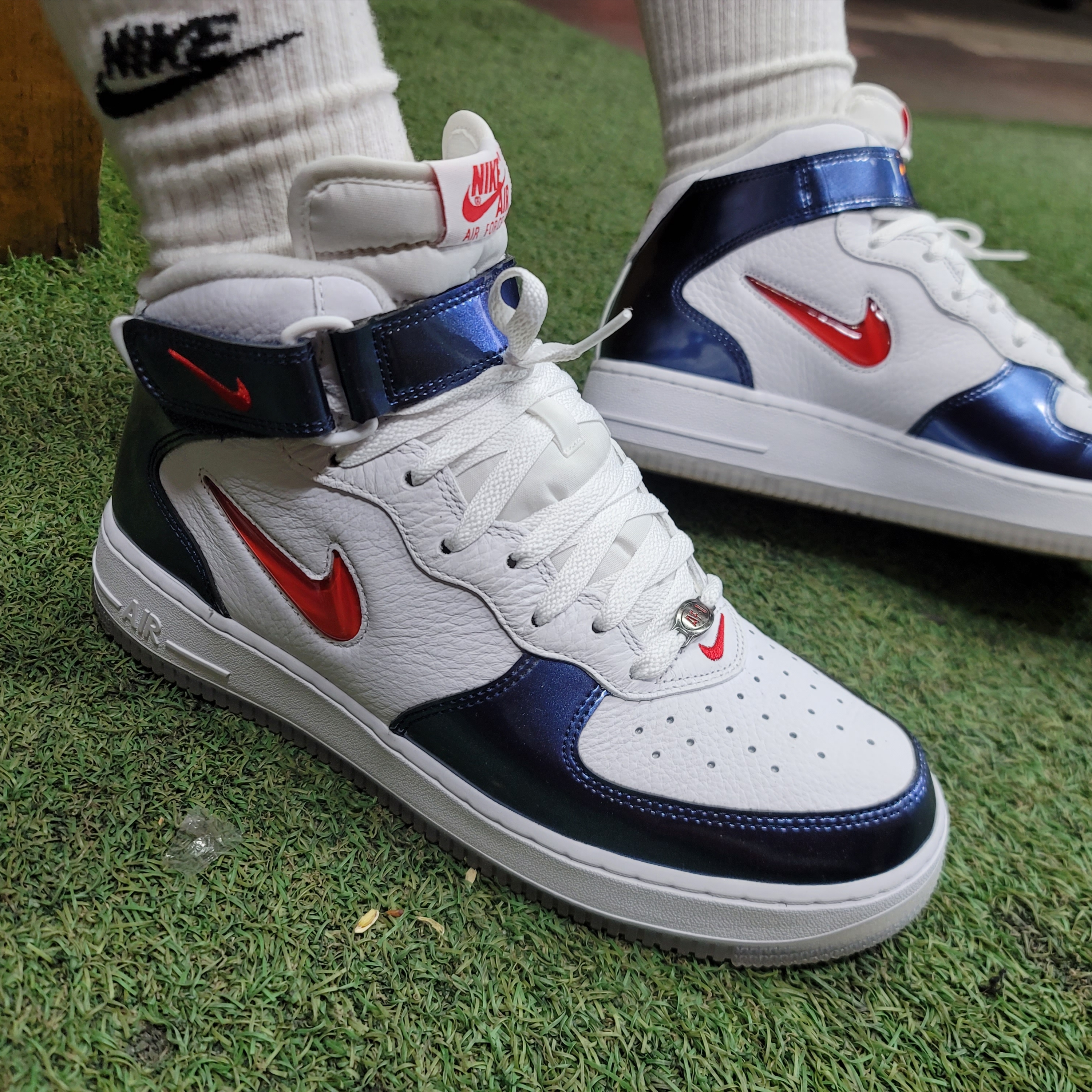 Nike Air Force 1 Mid QS University Red and Midnight Navy 착용 스타일 - 2