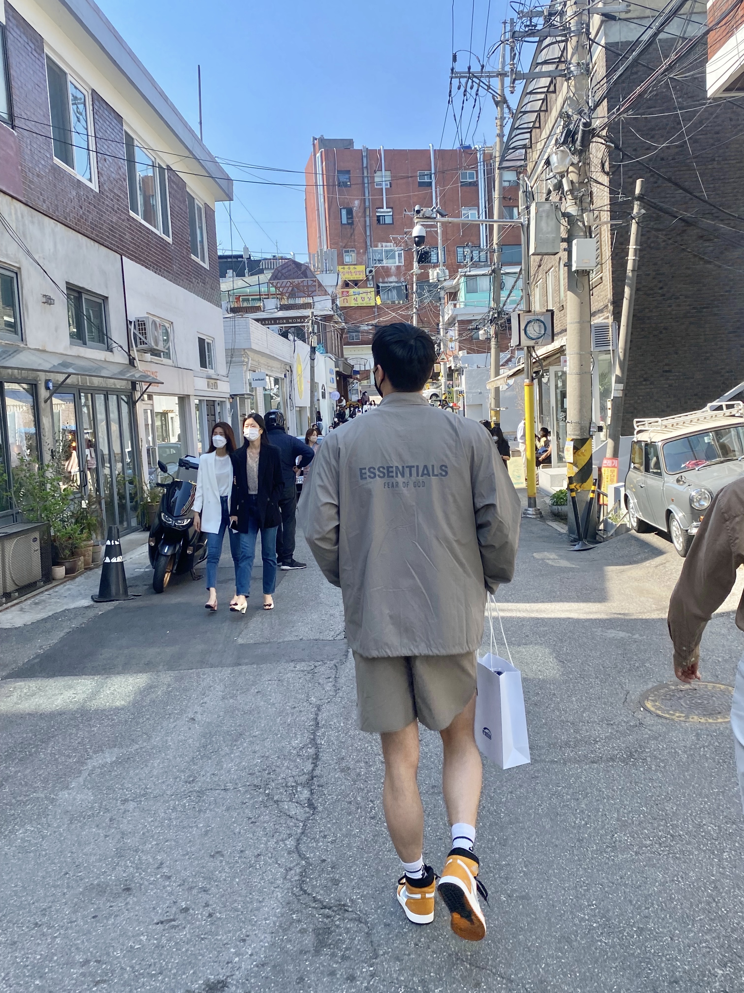 Essentials Volley Shorts Taupe - 21SS, Essentials Coach Jacket Taupe - 21SS 착용 스타일 - 2