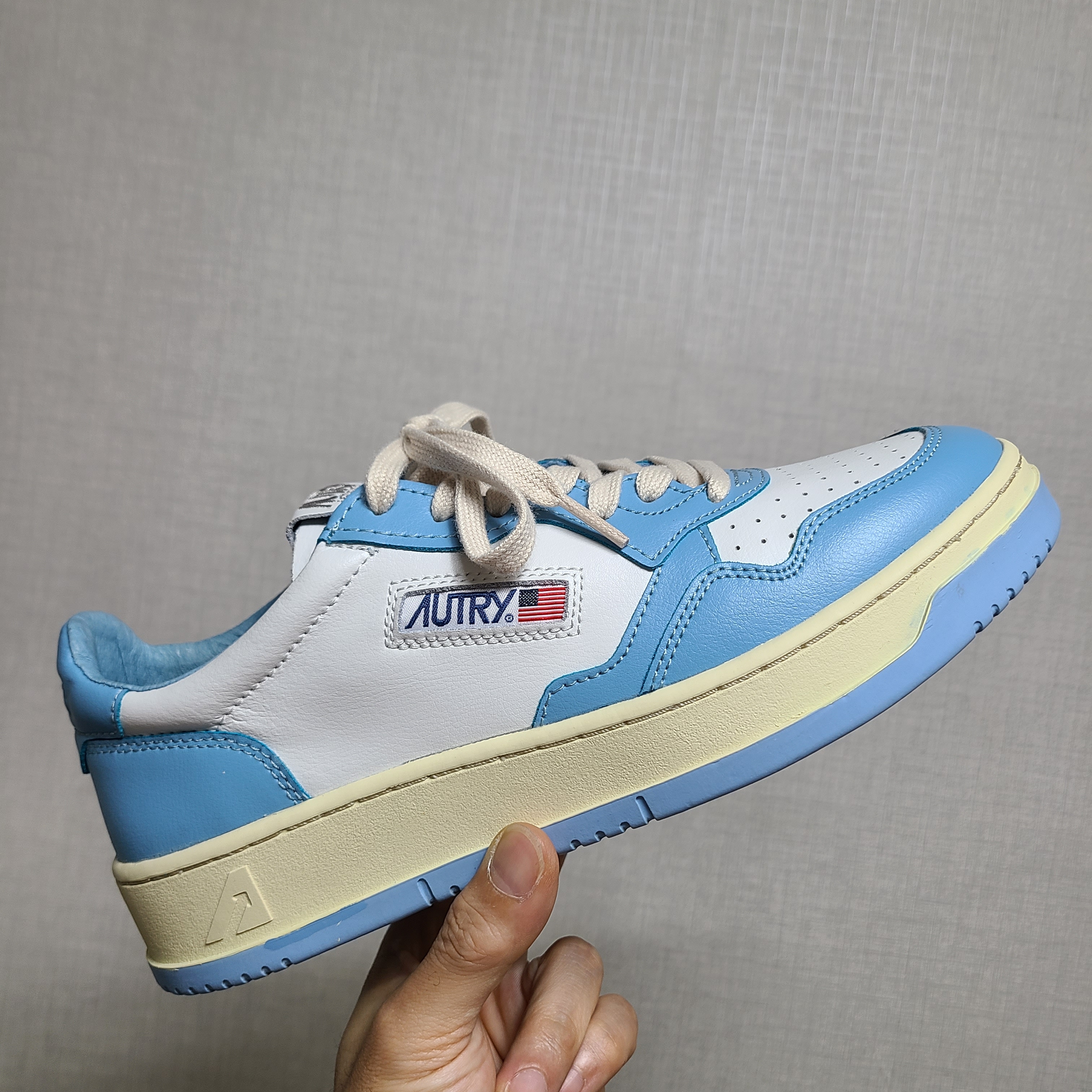 (W) Autry Medalist Low Leather Sneakers Light Blue White 착용 스타일