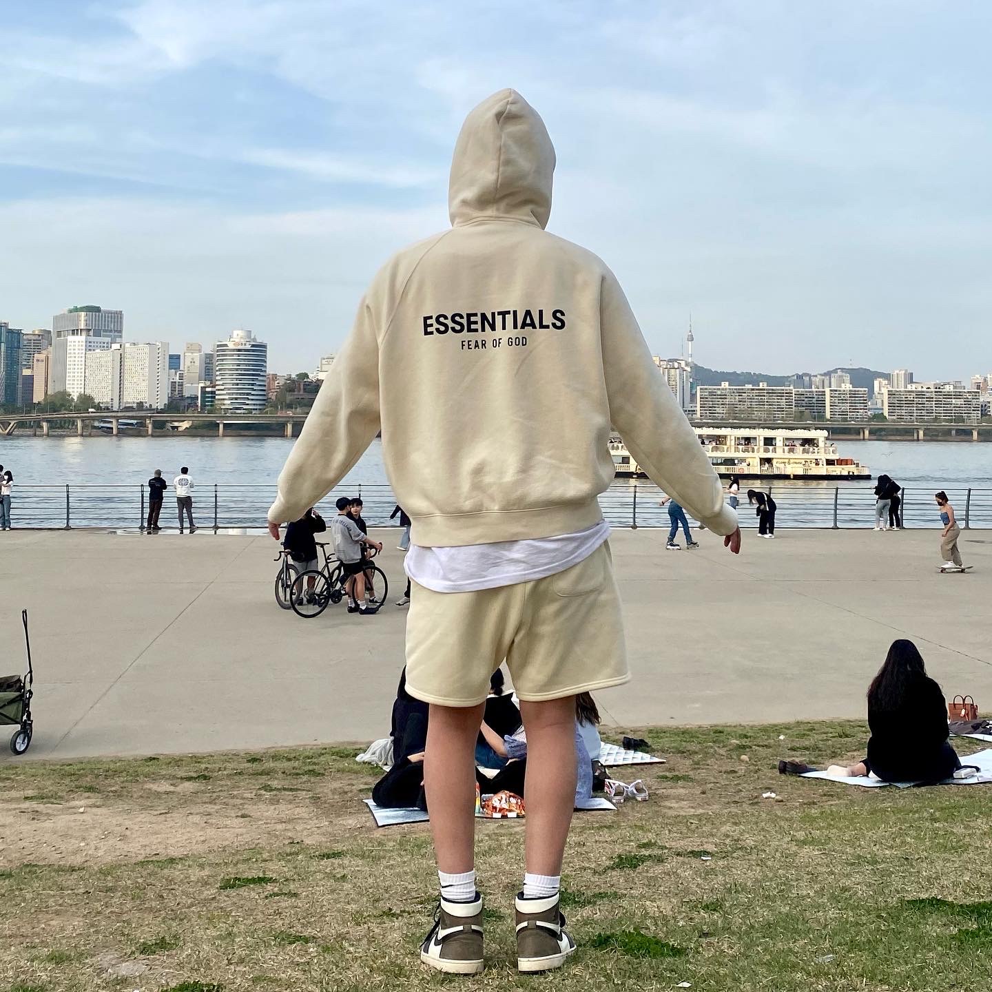 Essentials Pull-Over Hoodie Cream - 21SS, Essentials Sweatshorts Cream - 21SS 착용 스타일 - 2