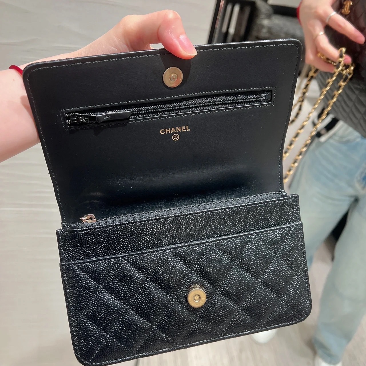 Chanel Wallet On Chain Grained Shiny Calfskin & Gold Black 착용 스타일 - 2