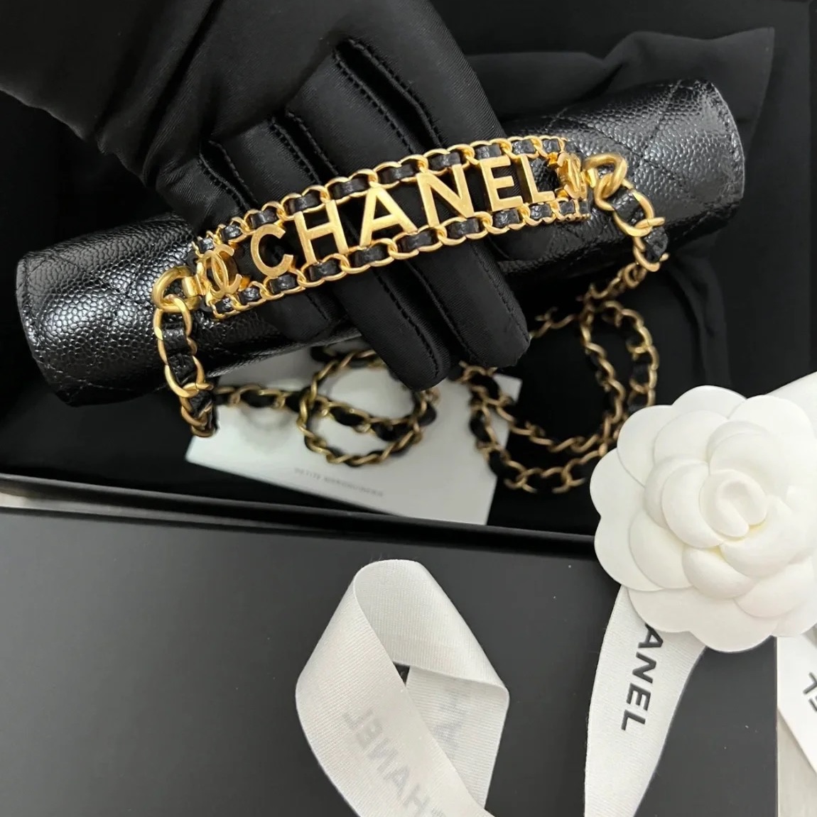 Chanel Wallet On Chain Grained Shiny Calfskin & Gold Black 착용 스타일 - 3