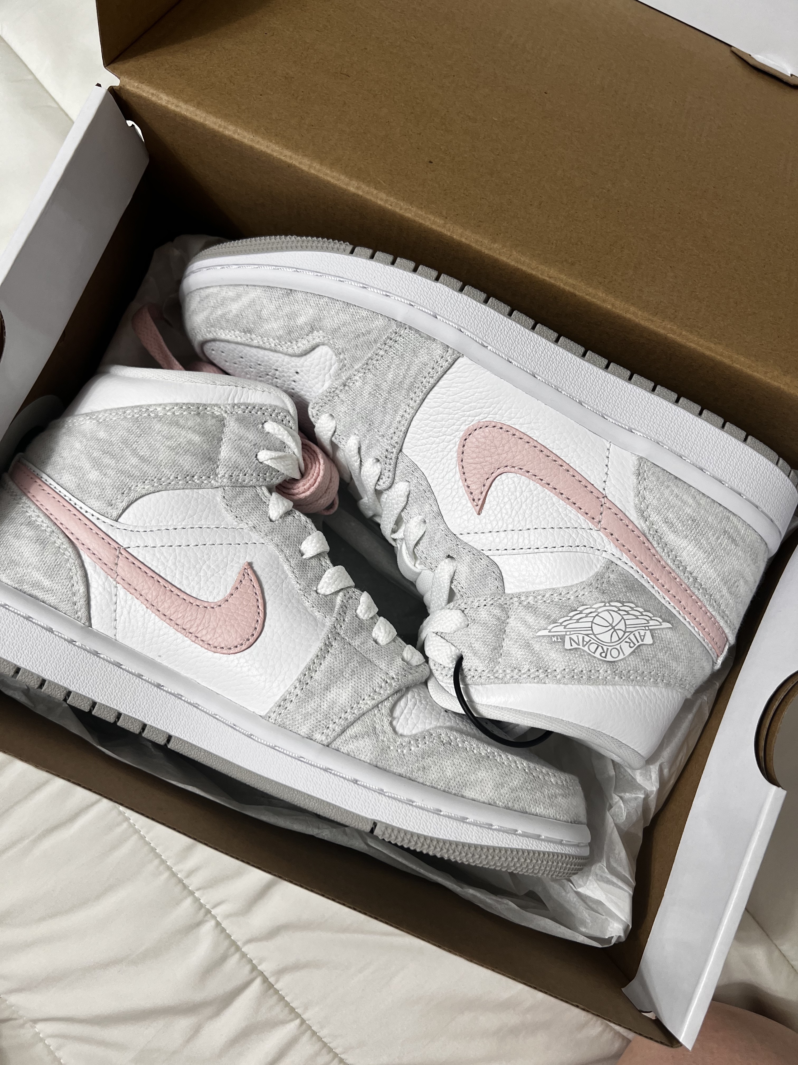 (W) Jordan 1 Mid SE Light Iron Ore 착용 스타일 - 1