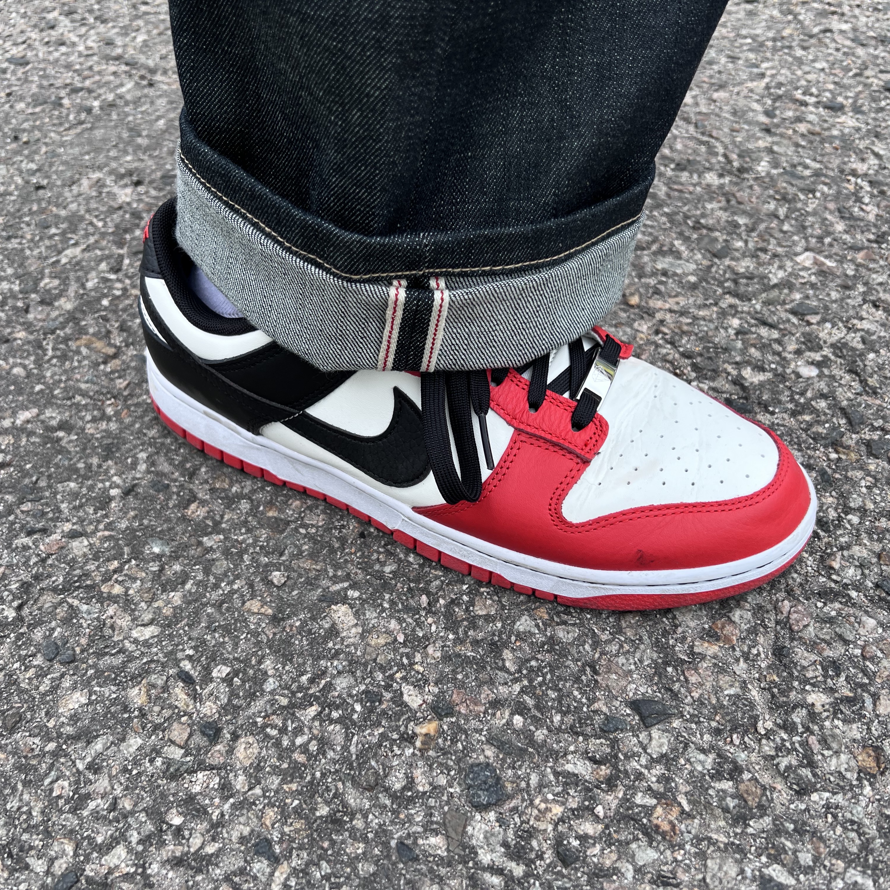 Nike x NBA Dunk Low Retro EMB Black and Chile Red 착용 스타일 - 2