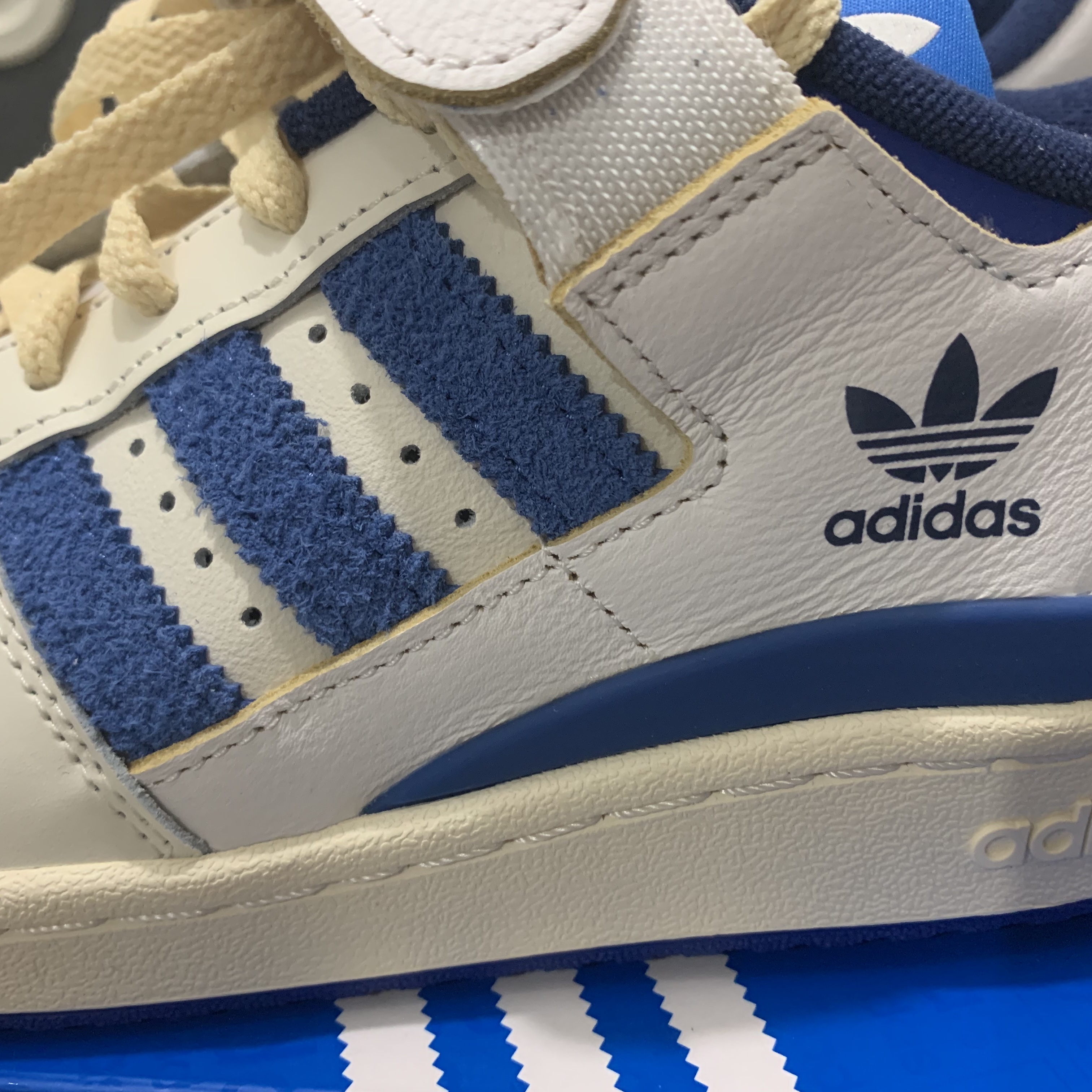 Adidas OG Forum 84 Low Blue Thread 착용 스타일 - 4